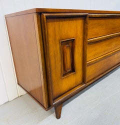 Comò a 9 cassetti in legno di noce Unagusta, stile metà secolo moderno