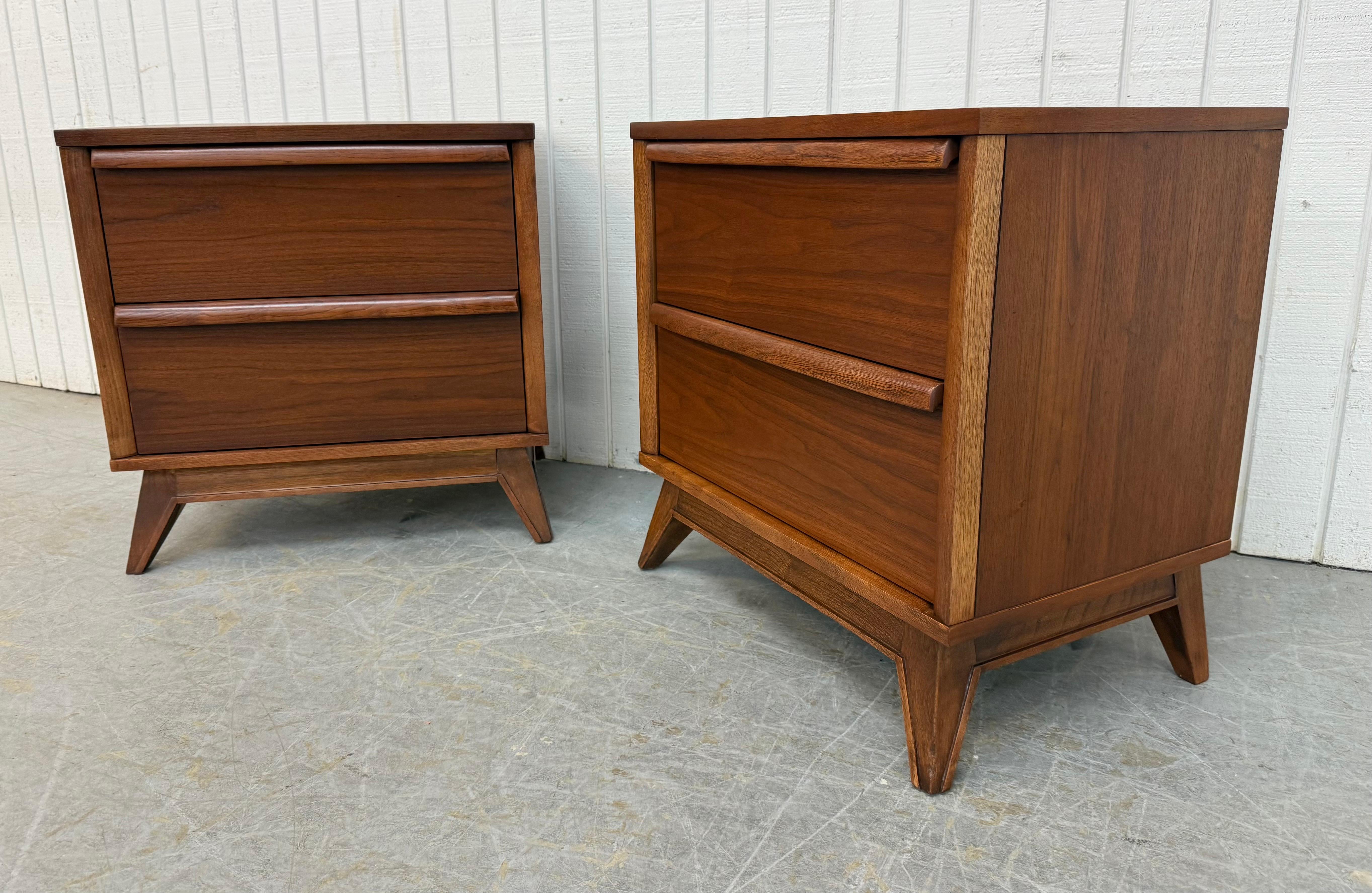 Mid-Century moderno Mid-Century Modern Unagusta Walnut Nightstands - Set of 2 in vendita