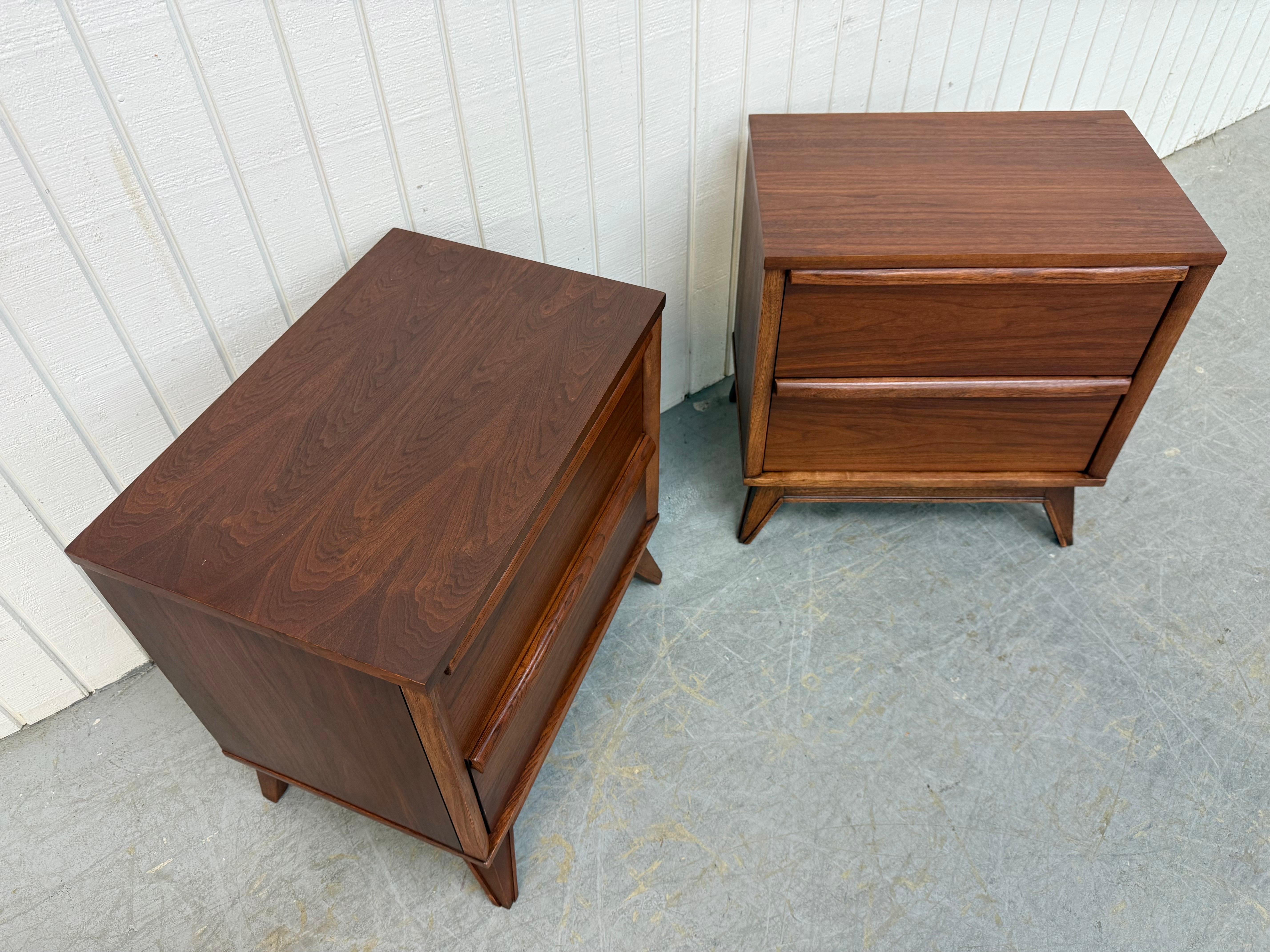Americano Mid-Century Modern Unagusta Walnut Nightstands - Set of 2 in vendita