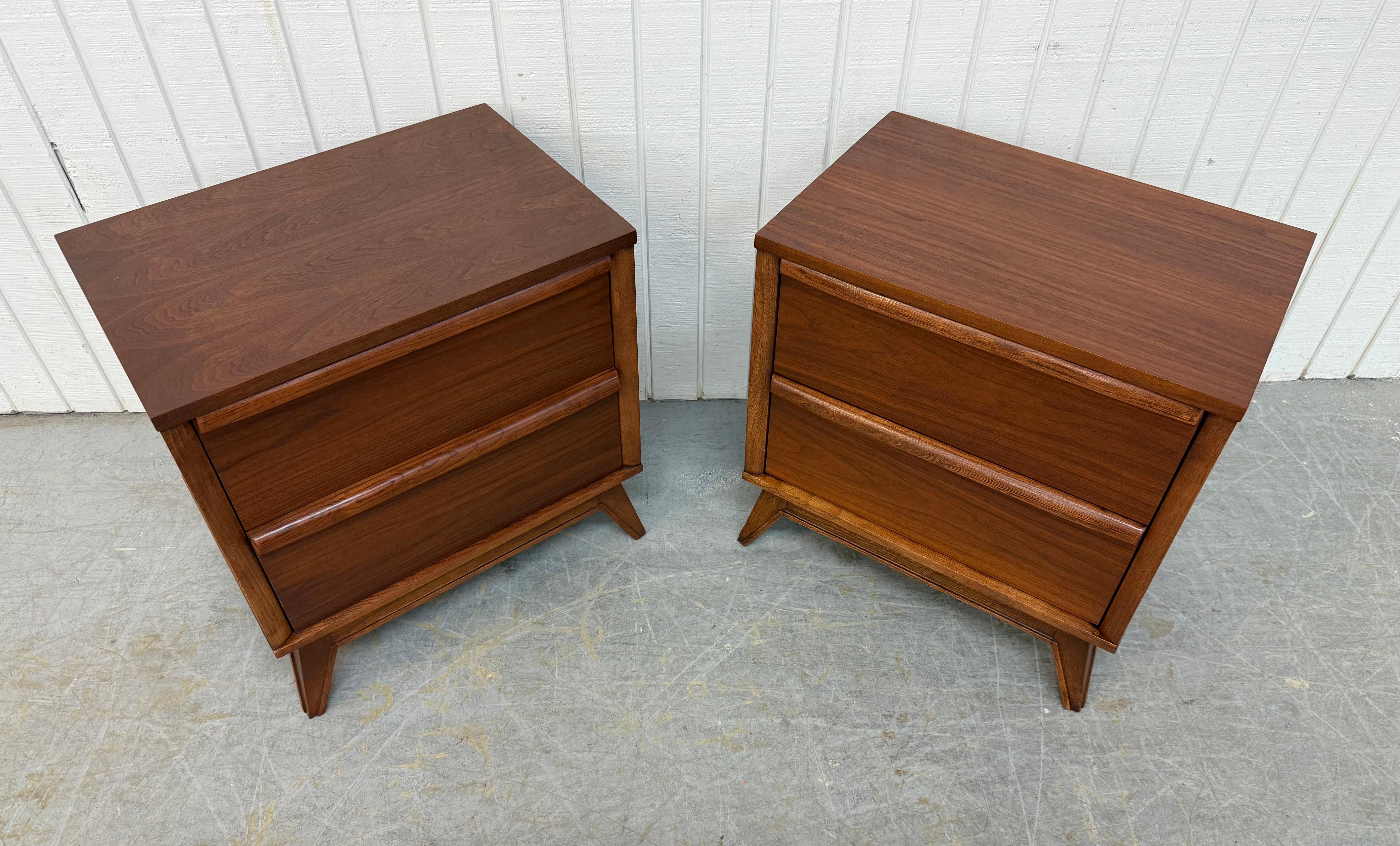 Mid-Century Modern Unagusta Walnut Nightstands - Set of 2 In condizioni buone in vendita a Clarksboro, NJ
