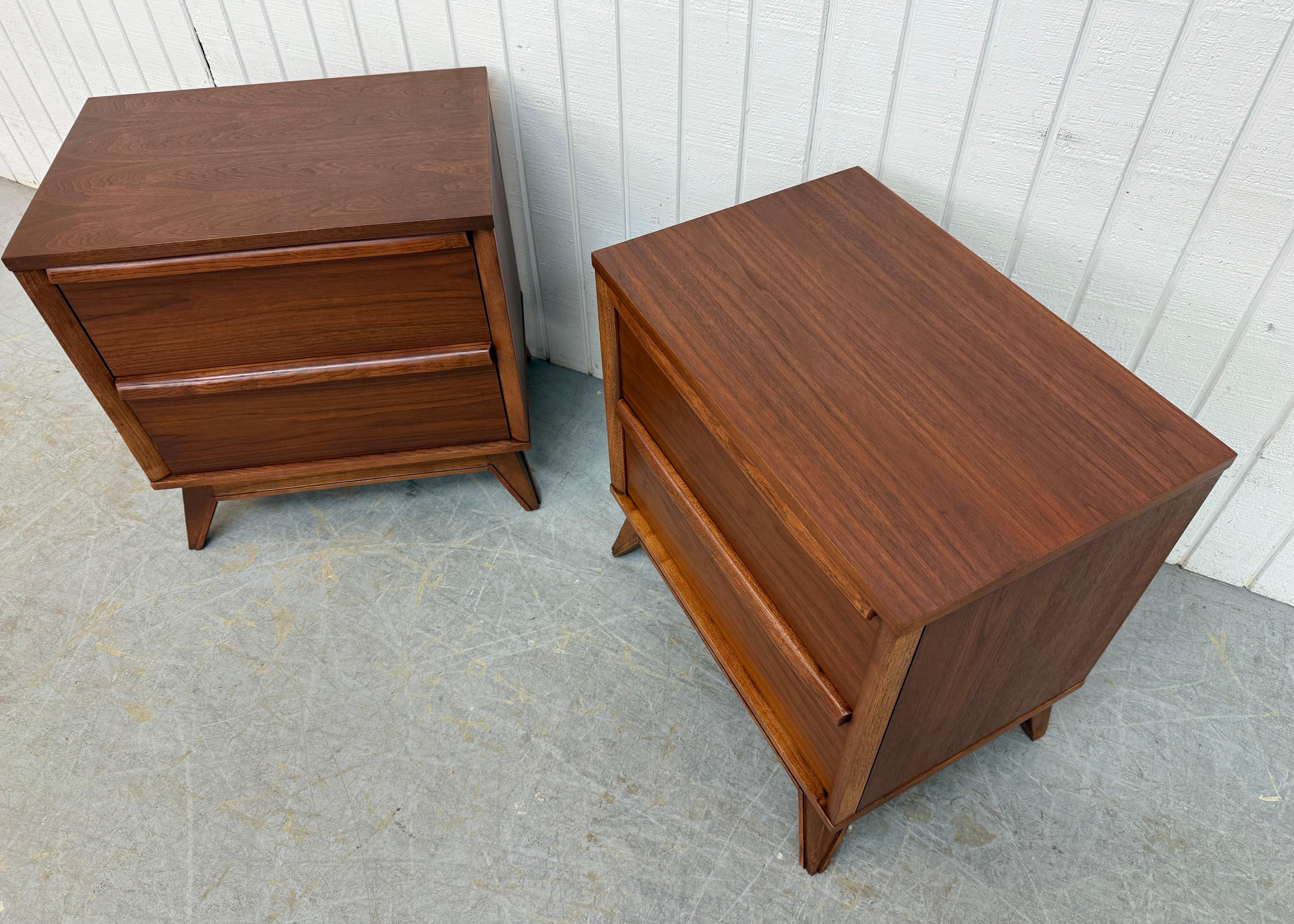 Metà XX secolo Mid-Century Modern Unagusta Walnut Nightstands - Set of 2 in vendita