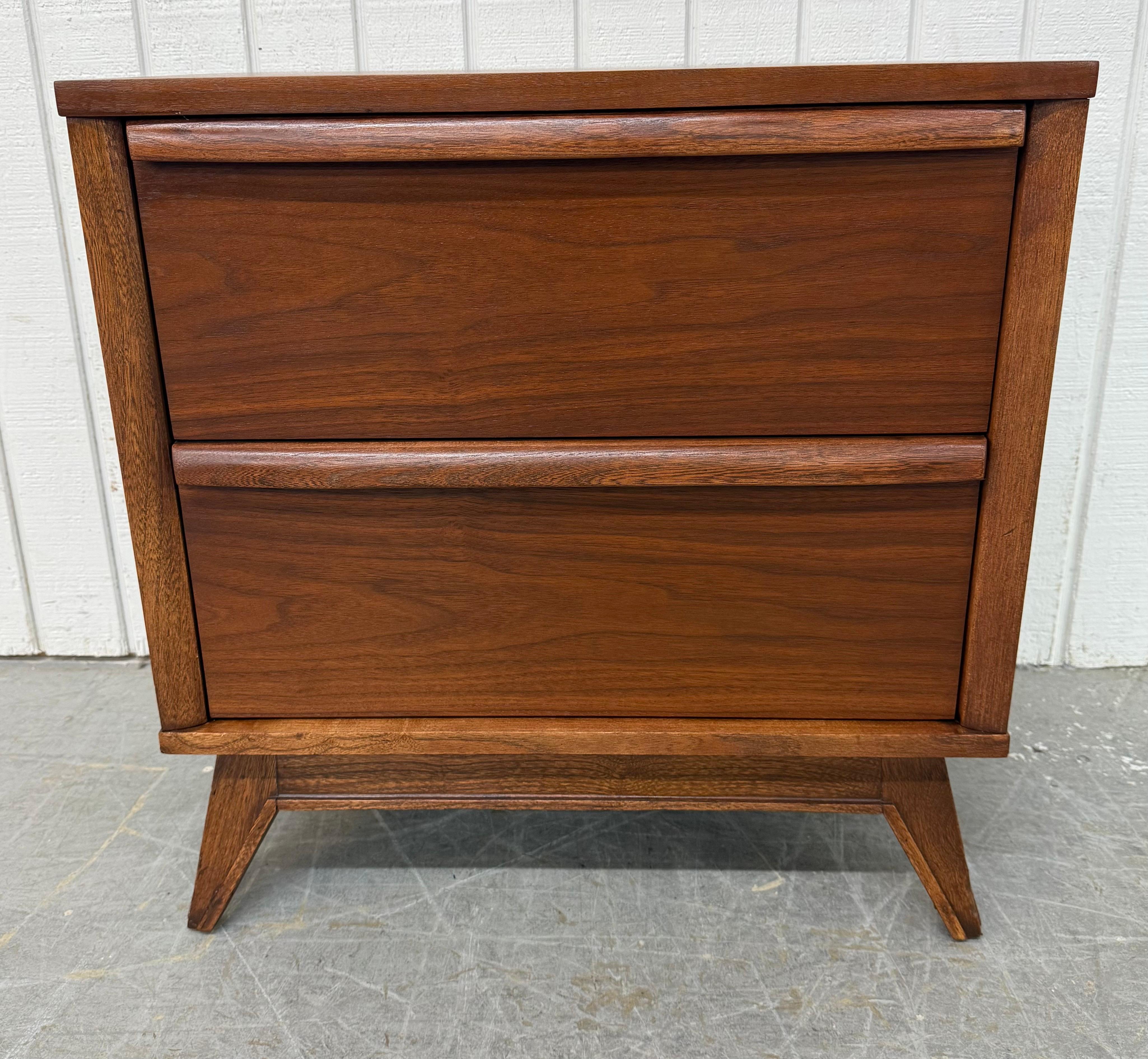 Legno Mid-Century Modern Unagusta Walnut Nightstands - Set of 2 in vendita