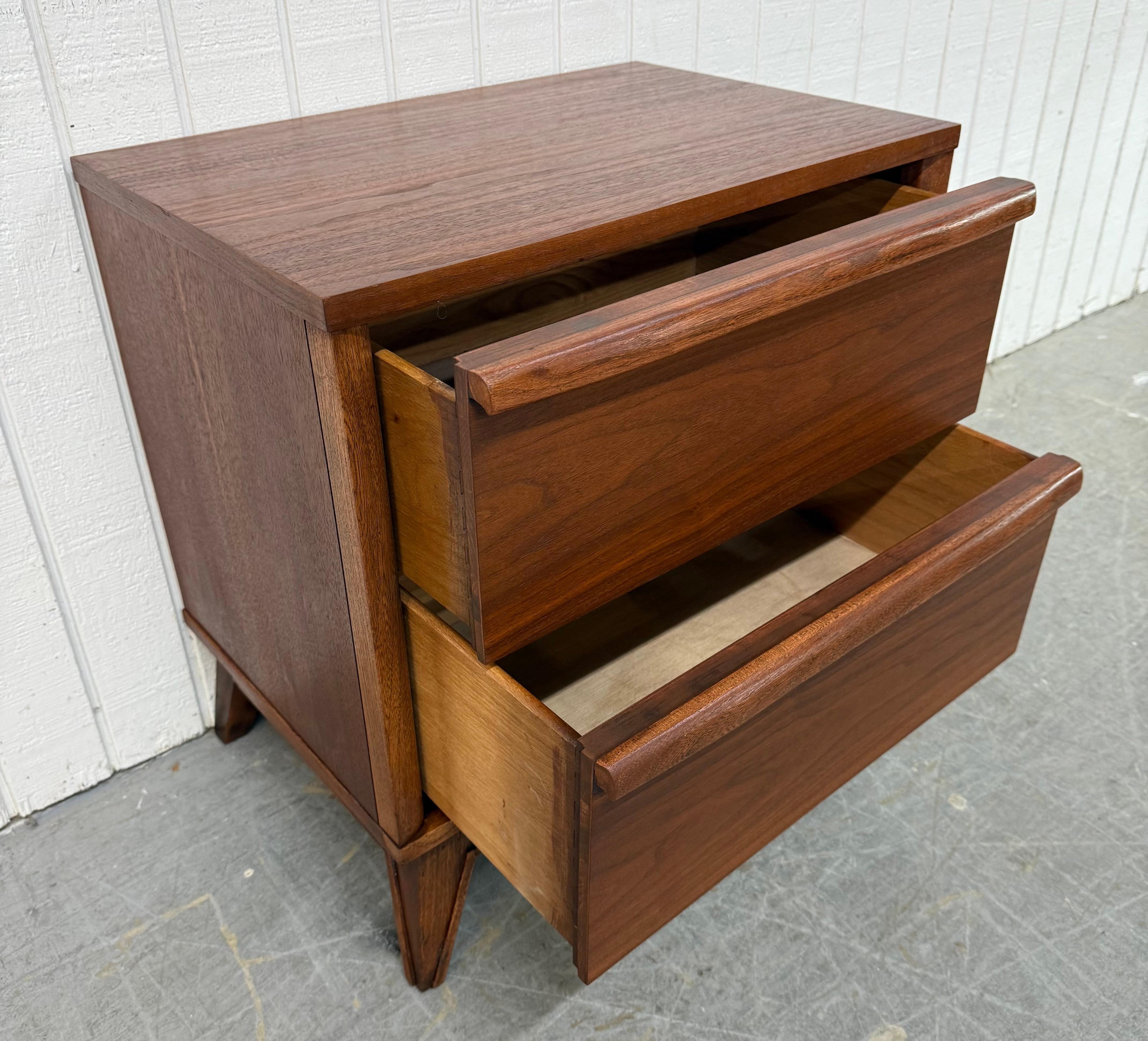 Mid-Century Modern Unagusta Walnut Nightstands - Set of 2 in vendita 1