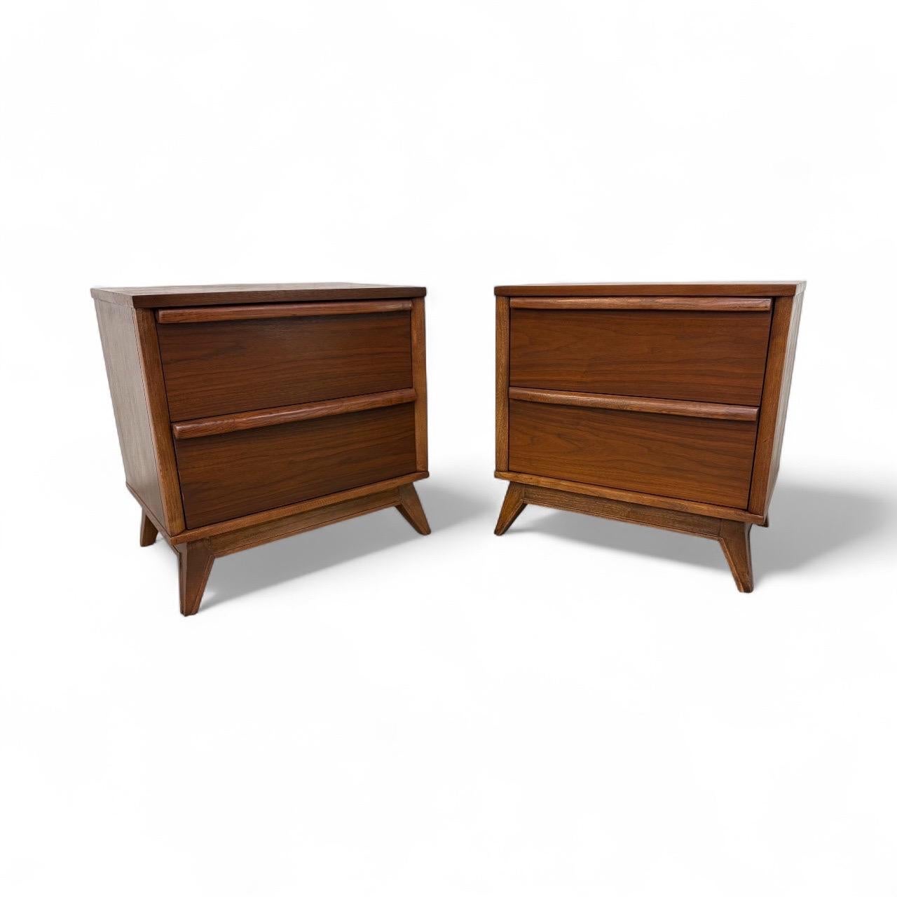Mid-Century Modern Unagusta Walnut Nightstands - Set of 2