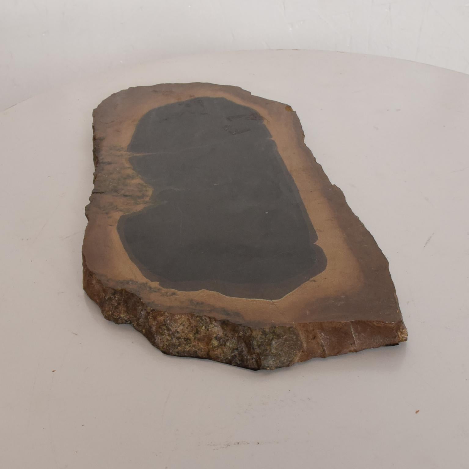 Pierre naturelle
Socle en pierre naturelle du Brésil
Dimensions : 12L x 6 D x 0,75 d'épaisseur.
Le fond est en feutre brun.
Condition vintage organique d'origine
Voir les images