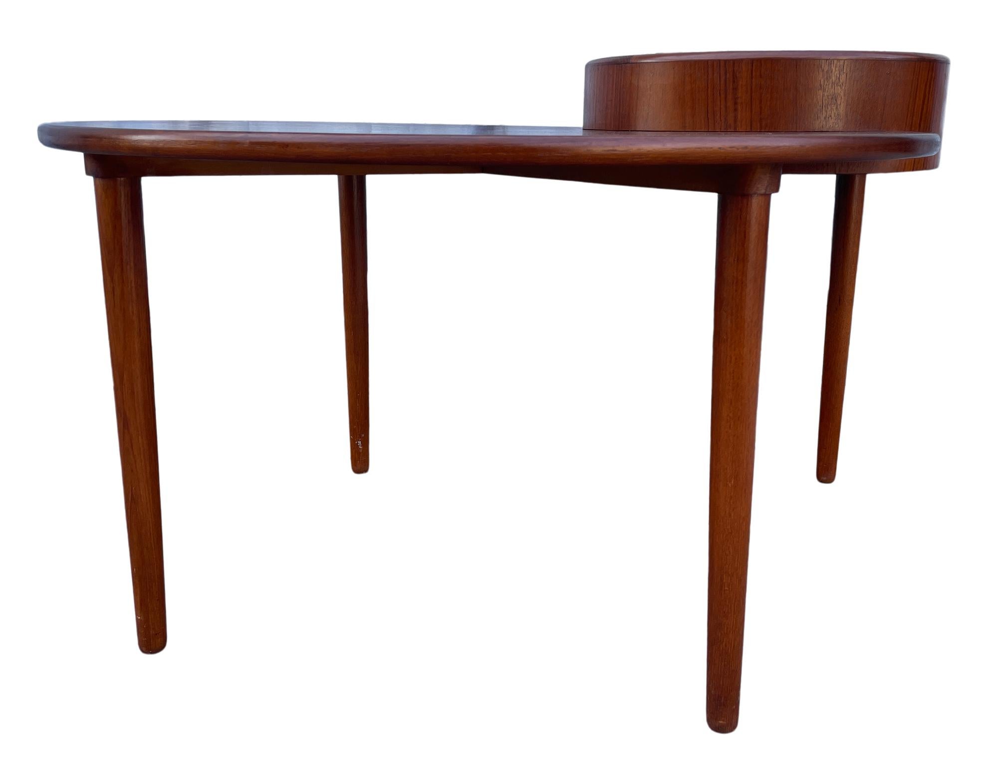 Mid-Century Modern unique teak round planter coffee table IDG. Made in Denmark. Excellent vintage condition. Planter has pull out galvanized tin insert for plants has small handles. 

Table measures 31