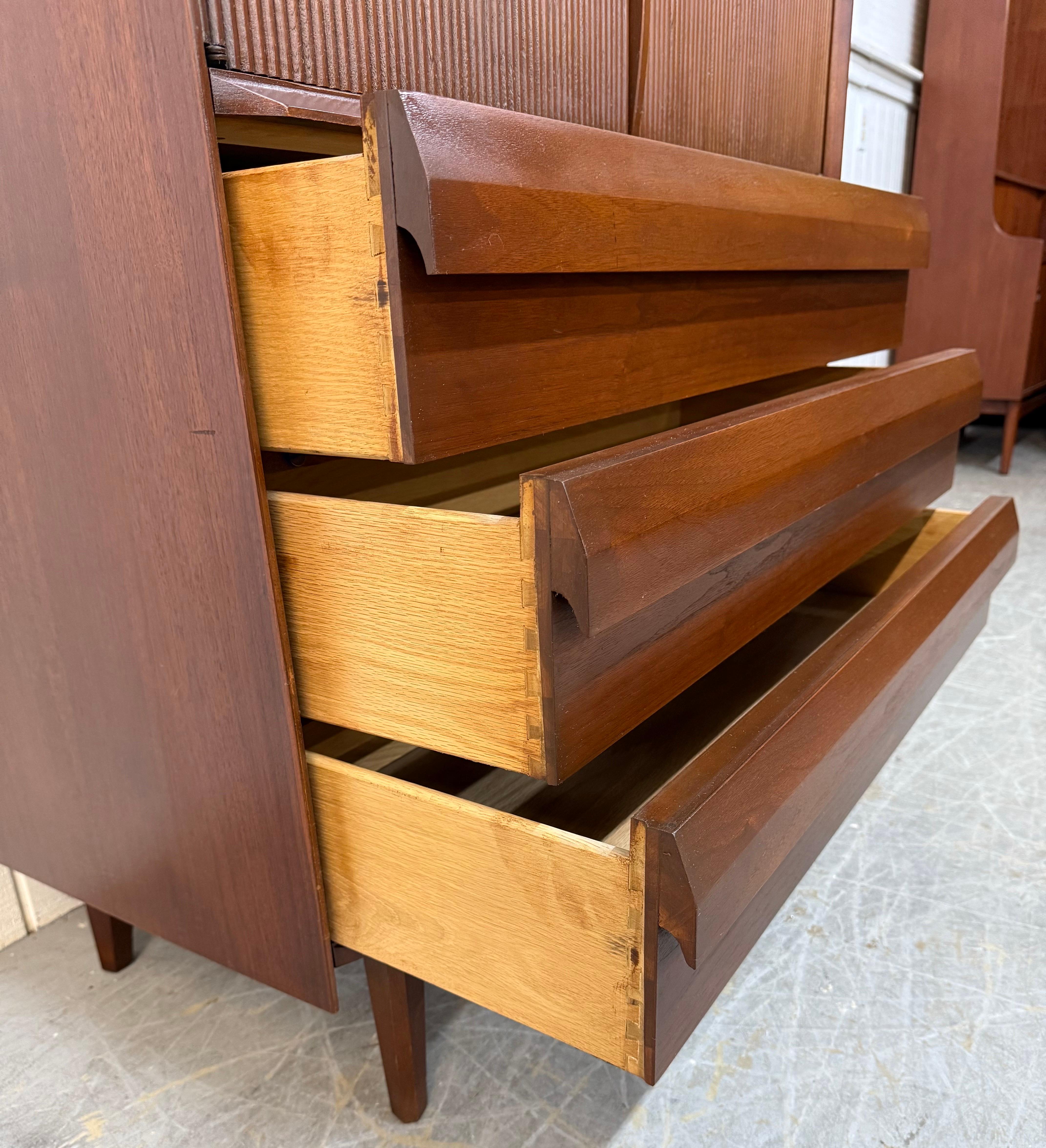Coffre haut en noyer Mid-Century Modern United 1ST Edition en vente 5