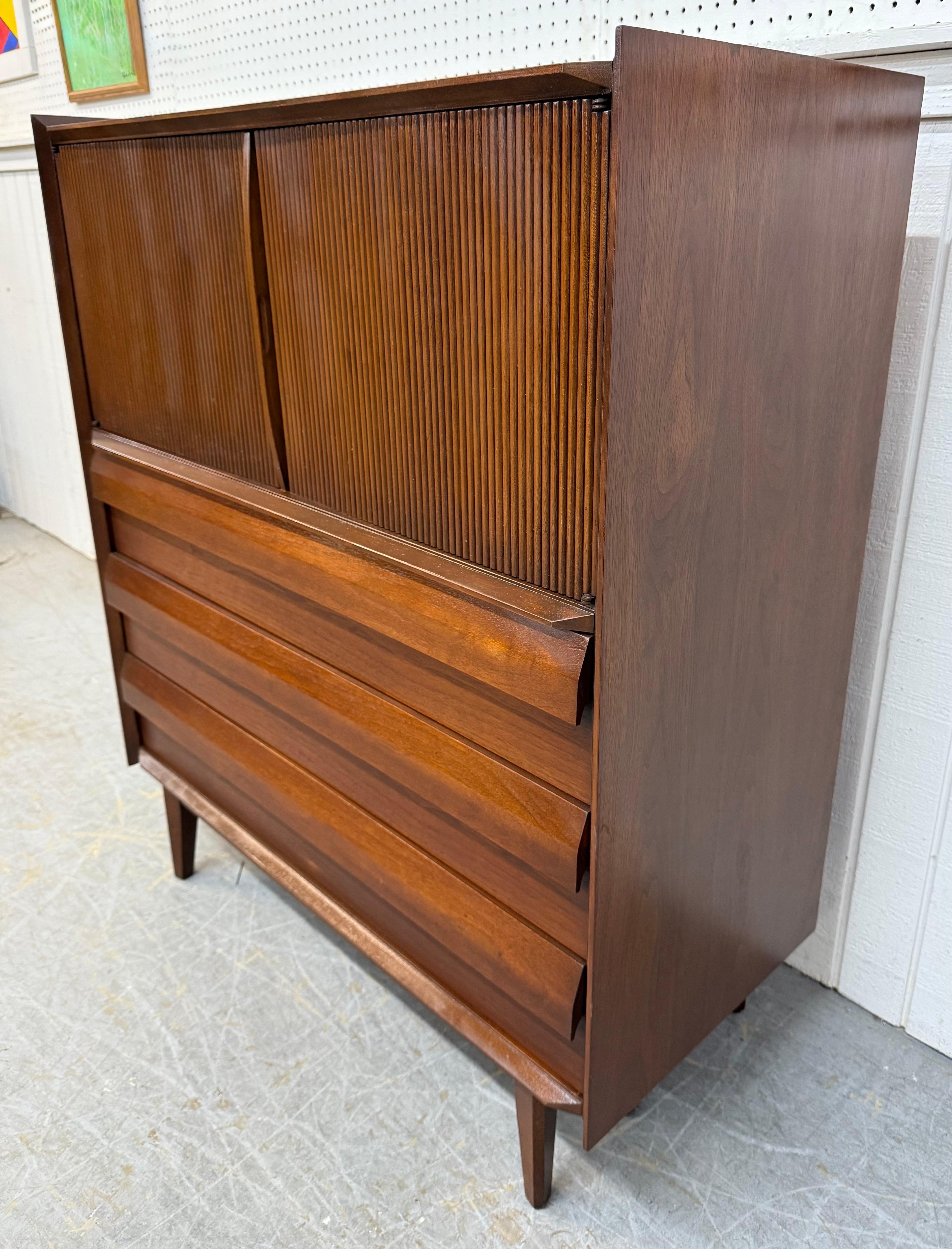 Américain Coffre haut en noyer Mid-Century Modern United 1ST Edition en vente