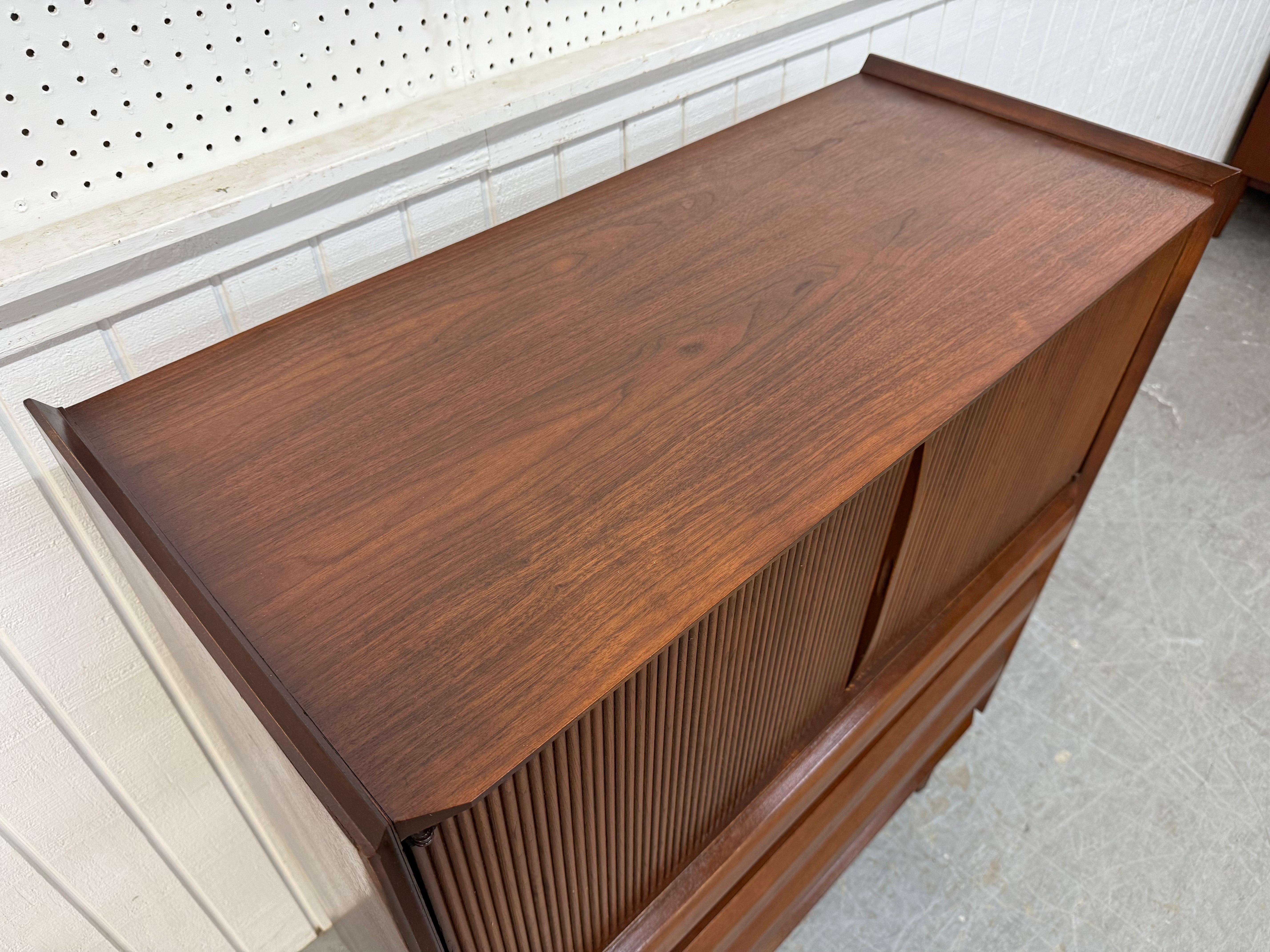 Coffre haut en noyer Mid-Century Modern United 1ST Edition Bon état - En vente à Clarksboro, NJ