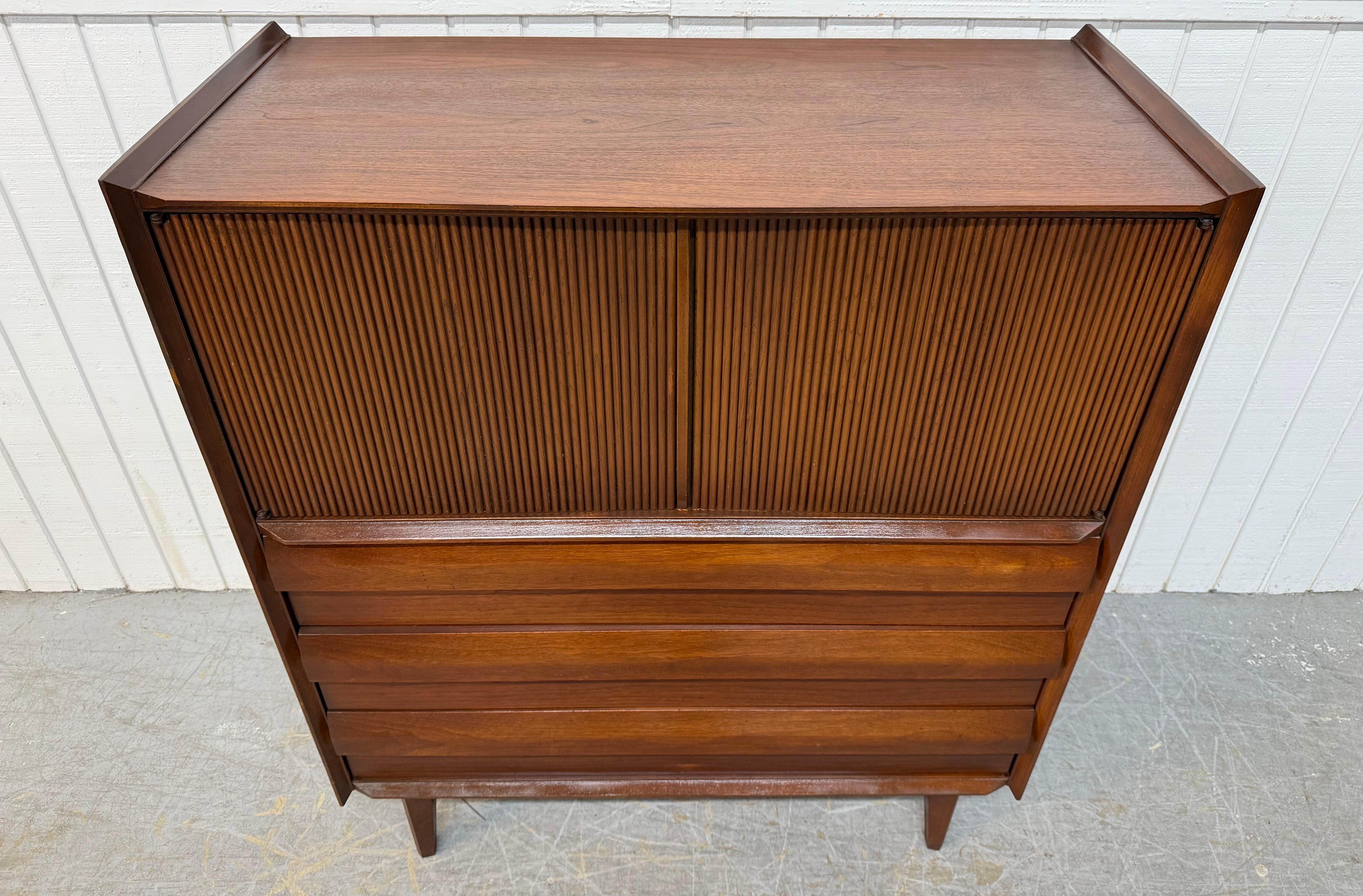 20ième siècle Coffre haut en noyer Mid-Century Modern United 1ST Edition en vente