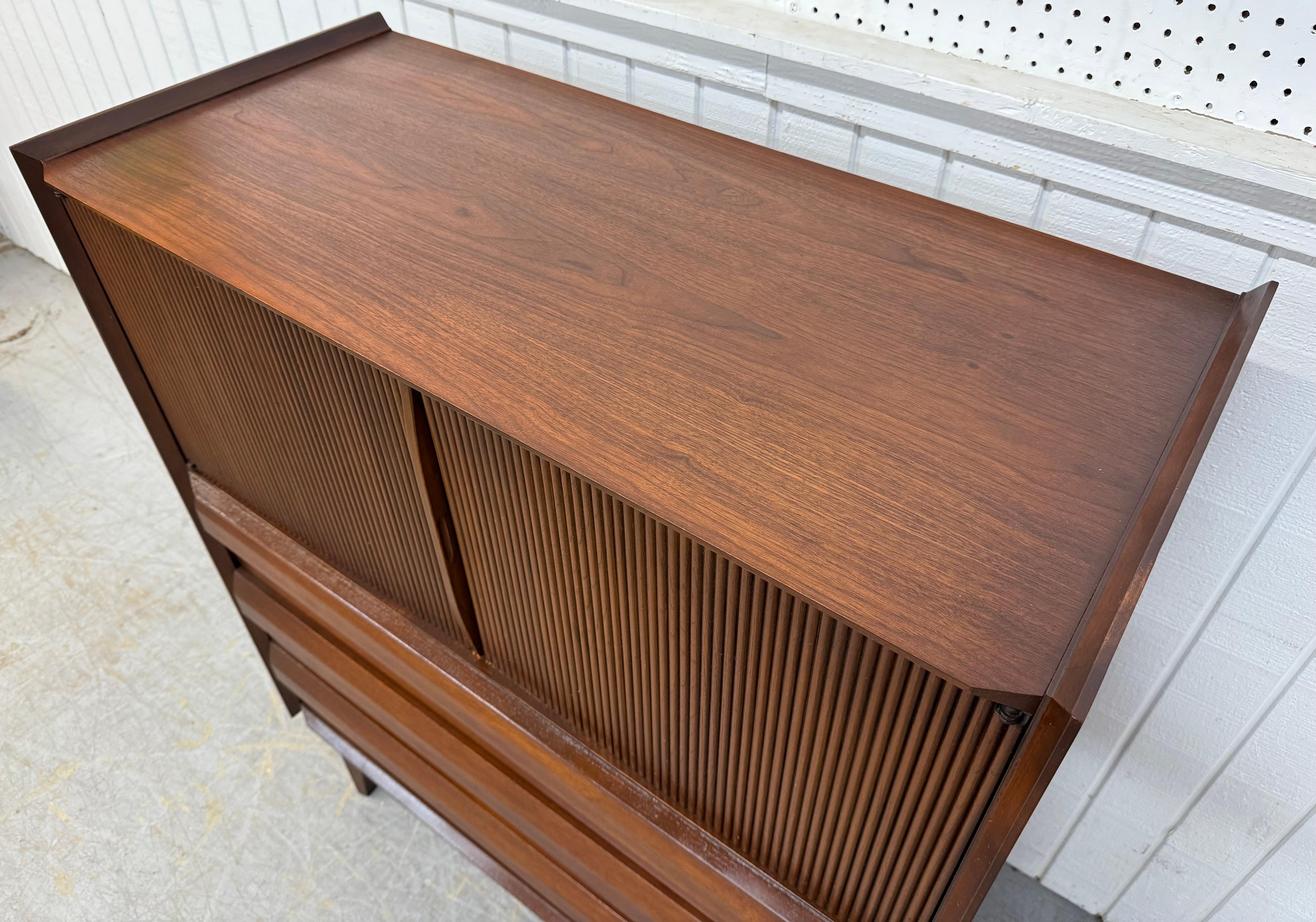Bois Coffre haut en noyer Mid-Century Modern United 1ST Edition en vente