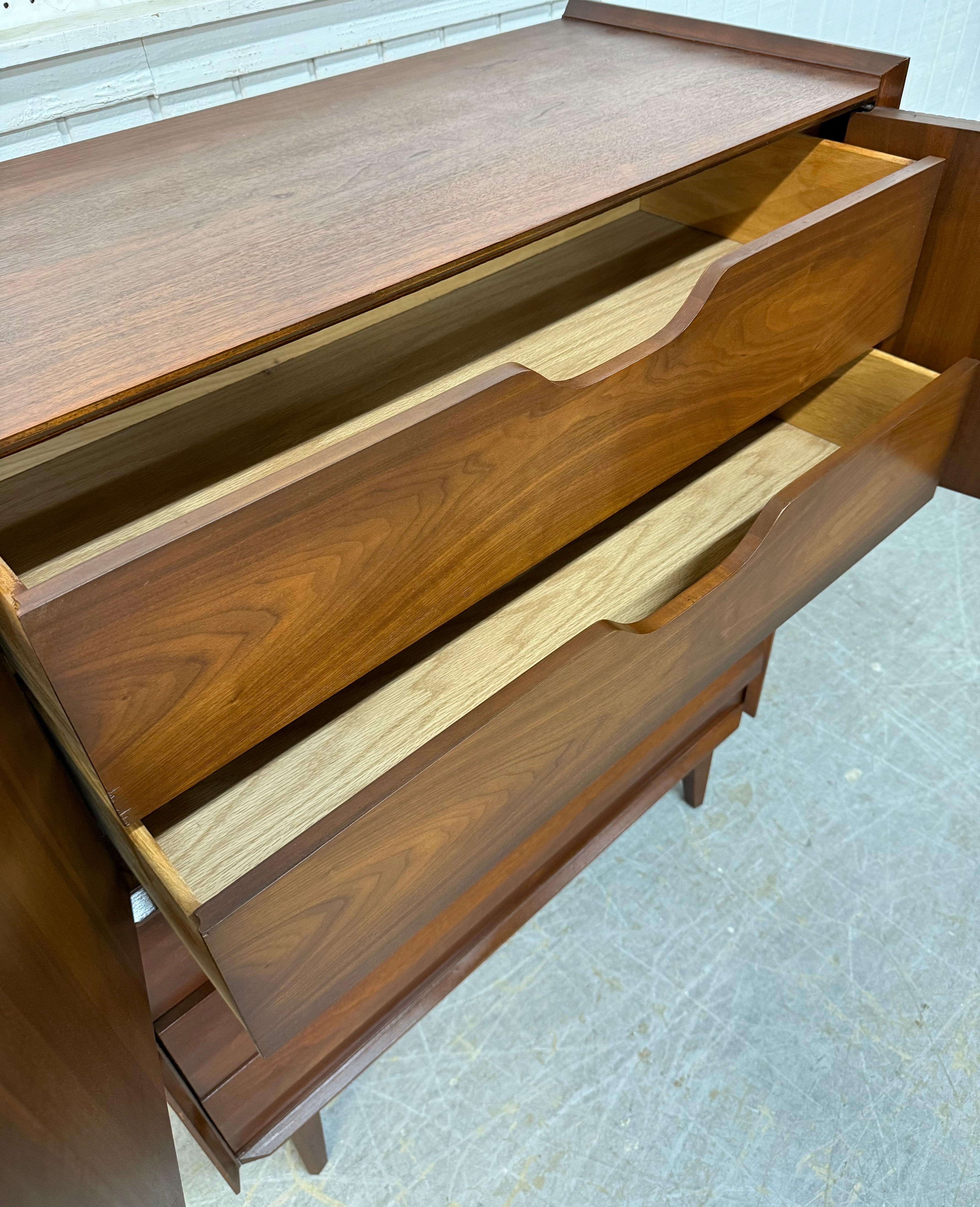 Coffre haut en noyer Mid-Century Modern United 1ST Edition en vente 2