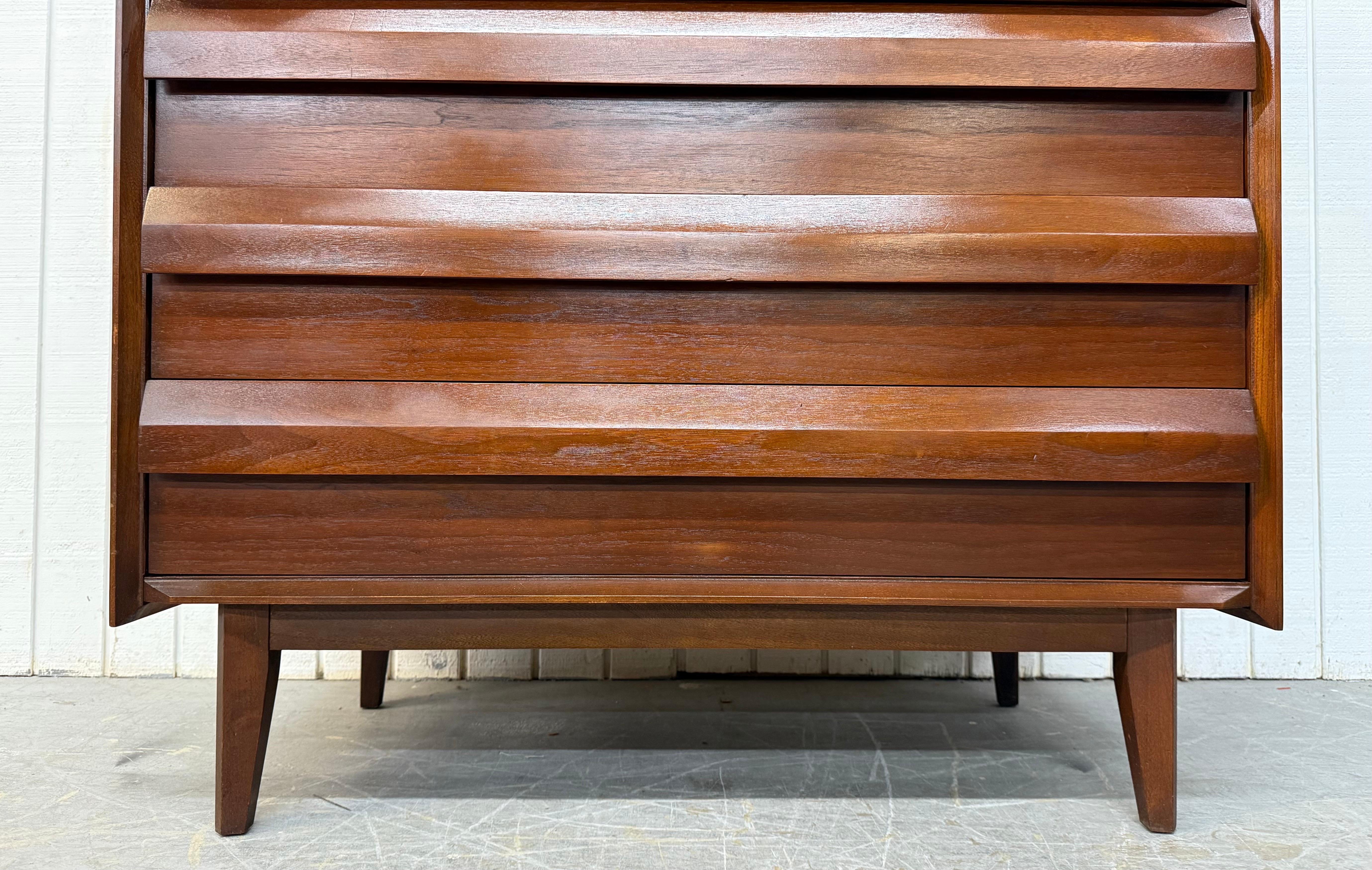Coffre haut en noyer Mid-Century Modern United 1ST Edition en vente 3