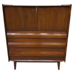 Coffre haut en noyer Mid-Century Modern United 1ST Edition