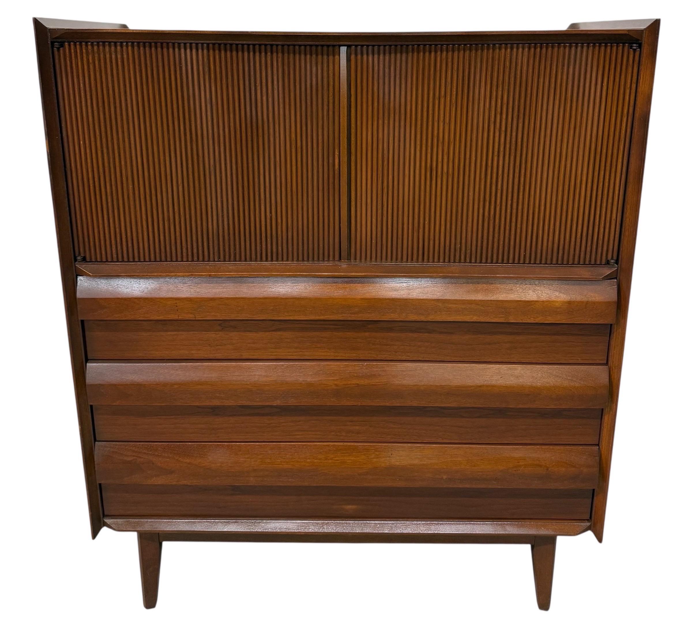 Coffre haut en noyer Mid-Century Modern United 1ST Edition en vente