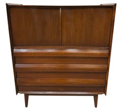 Coffre haut en noyer Mid-Century Modern United 1ST Edition