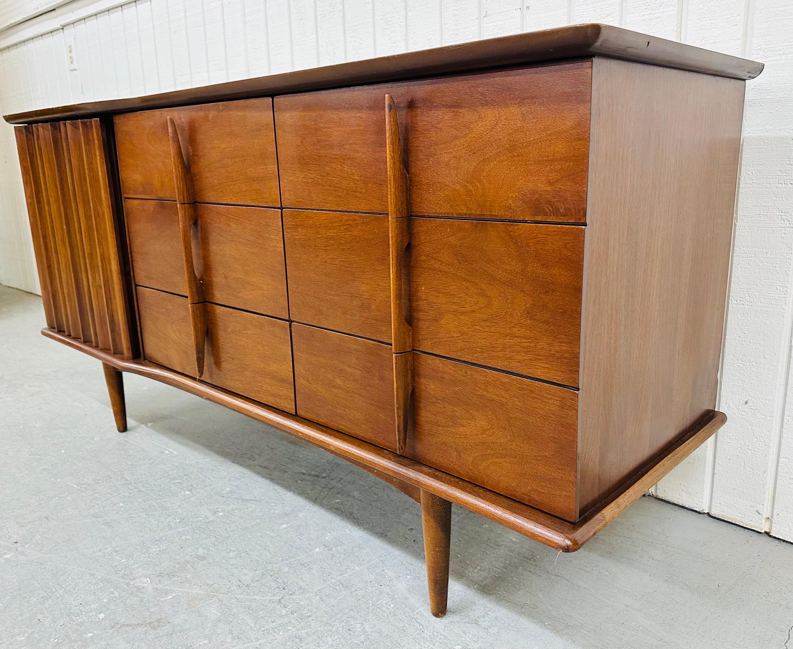 American Mid-Century Modern United 9-Drawer Walnut Dresser