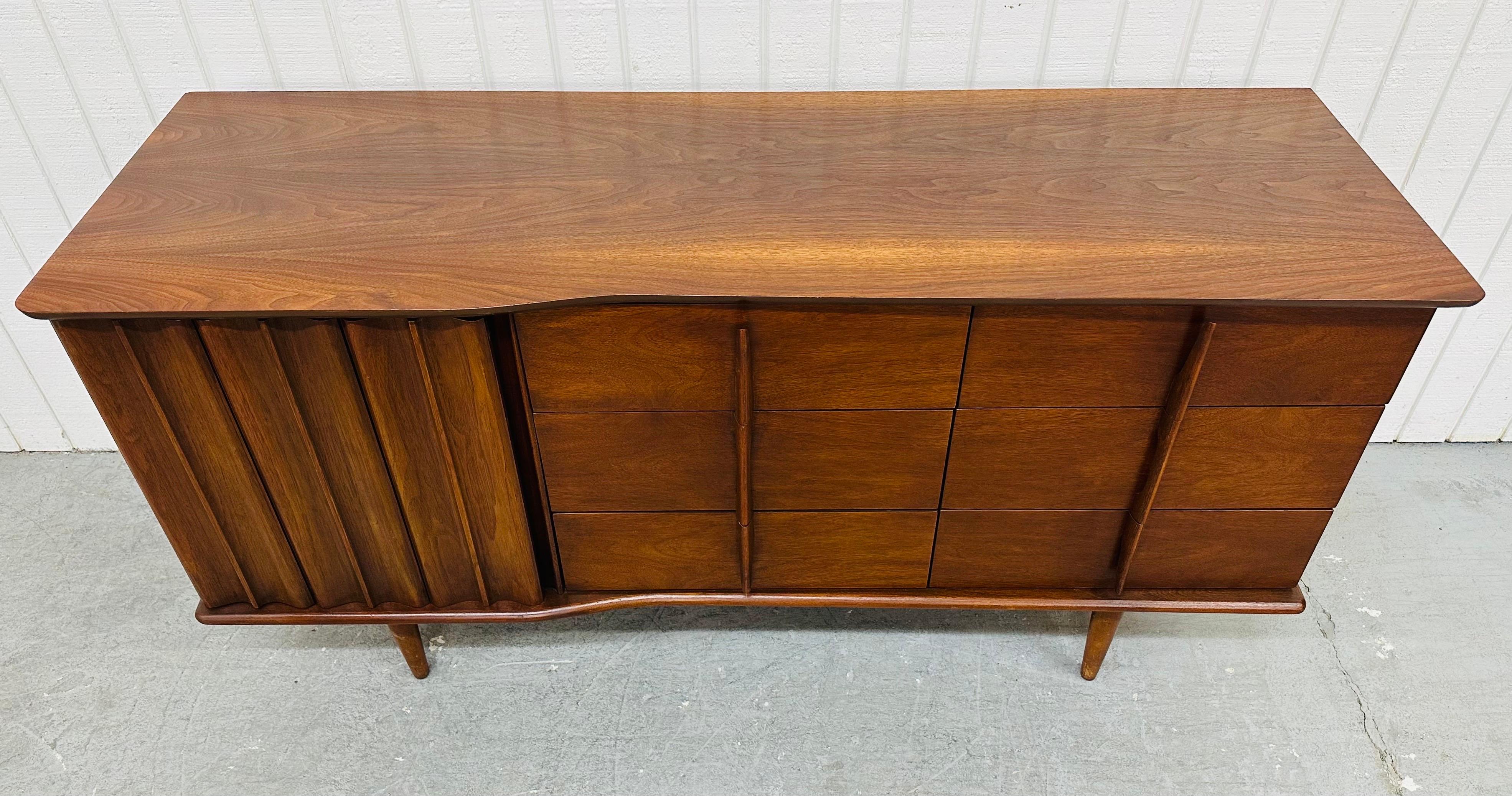 Mid-Century Modern United 9-Drawer Walnut Dresser In Good Condition For Sale In Clarksboro, NJ