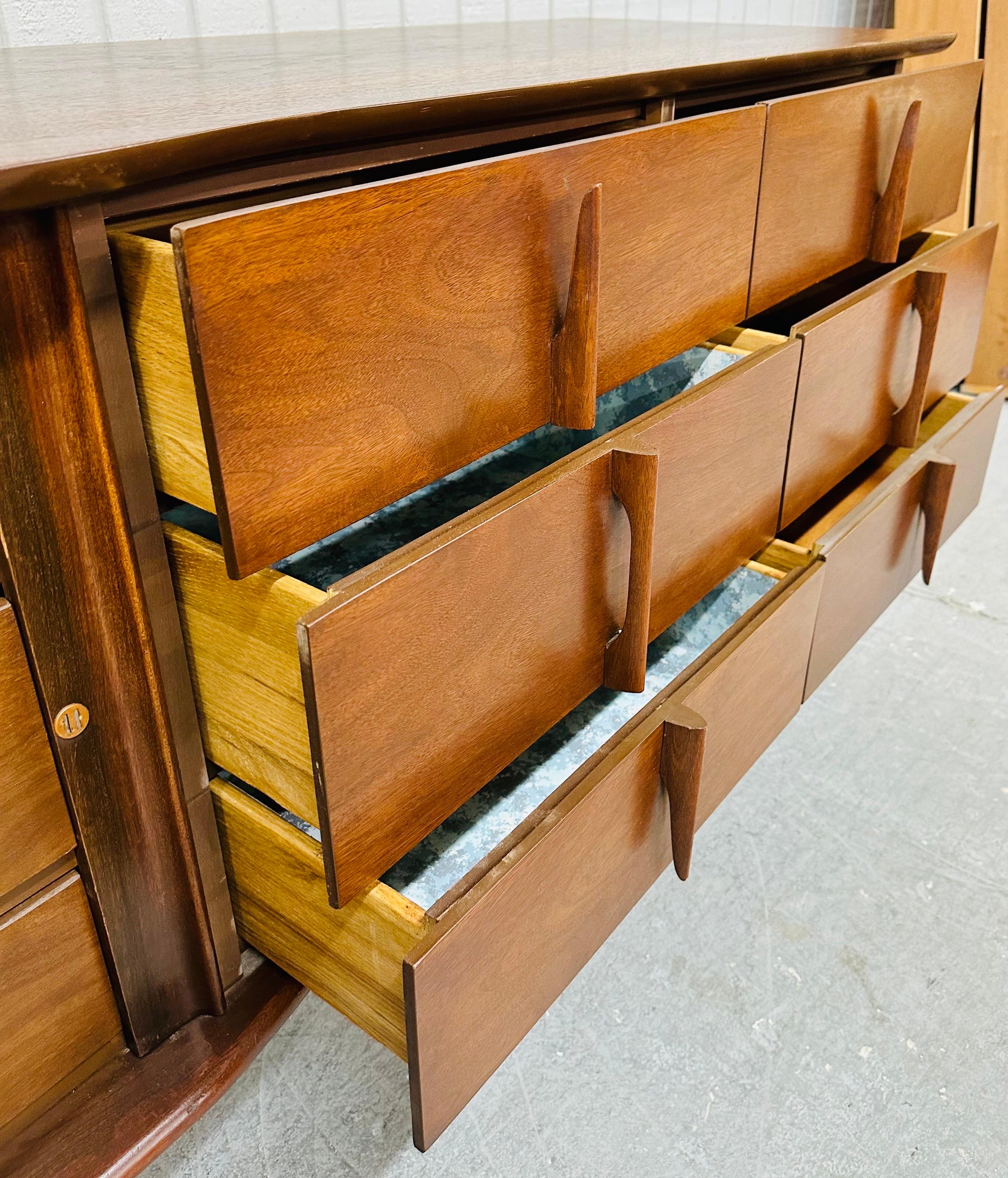 Mid-Century Modern United 9-Drawer Walnut Dresser For Sale 2
