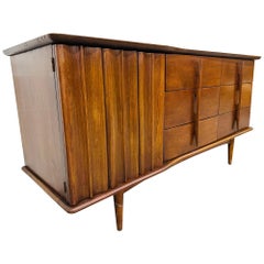 Comò a 9 cassetti in legno di noce United, stile Mid-Century Modern