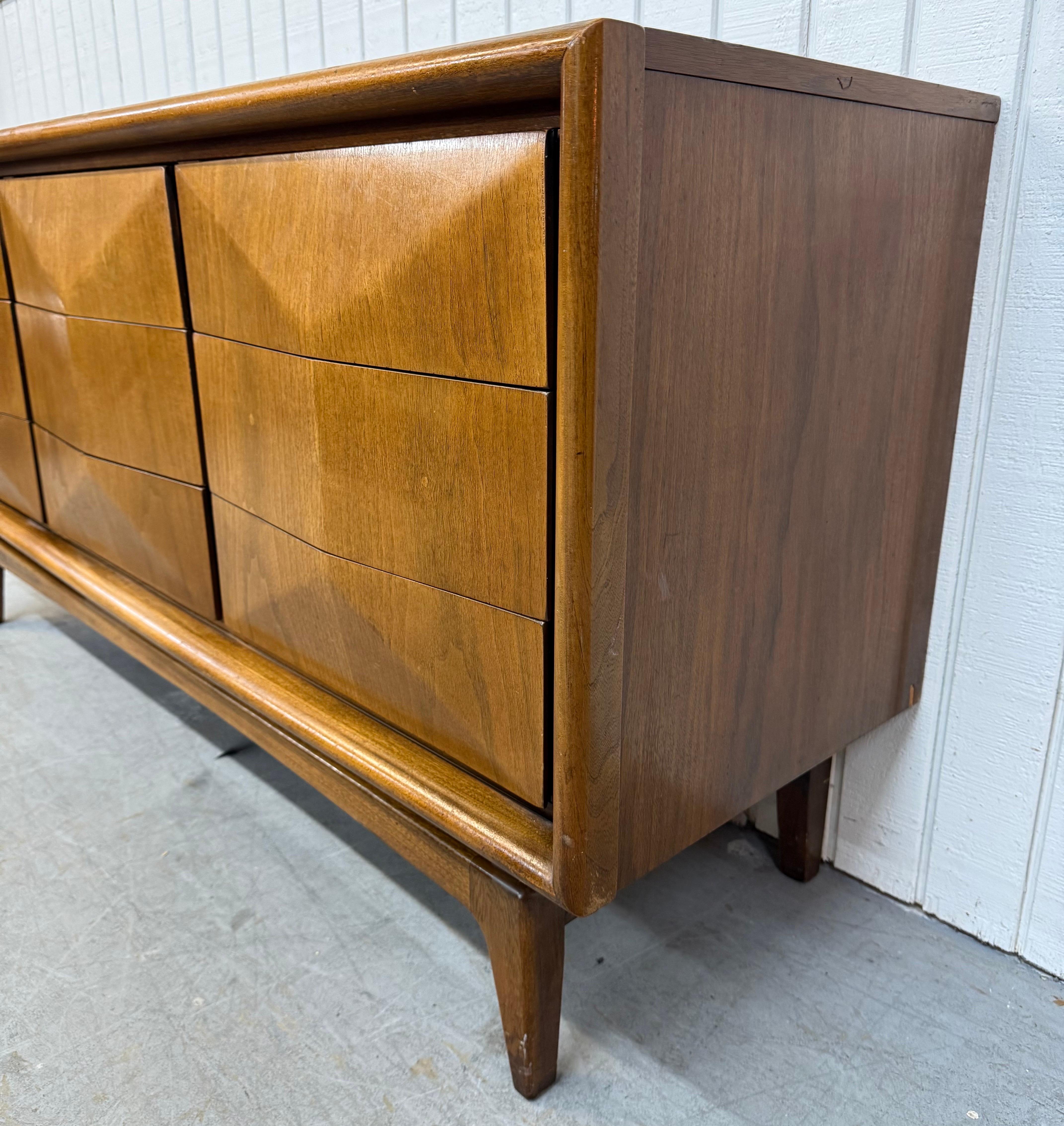 Mid-Century moderno Comò a 9 cassetti in legno di noce United Diamond, moderno e di metà secolo in vendita