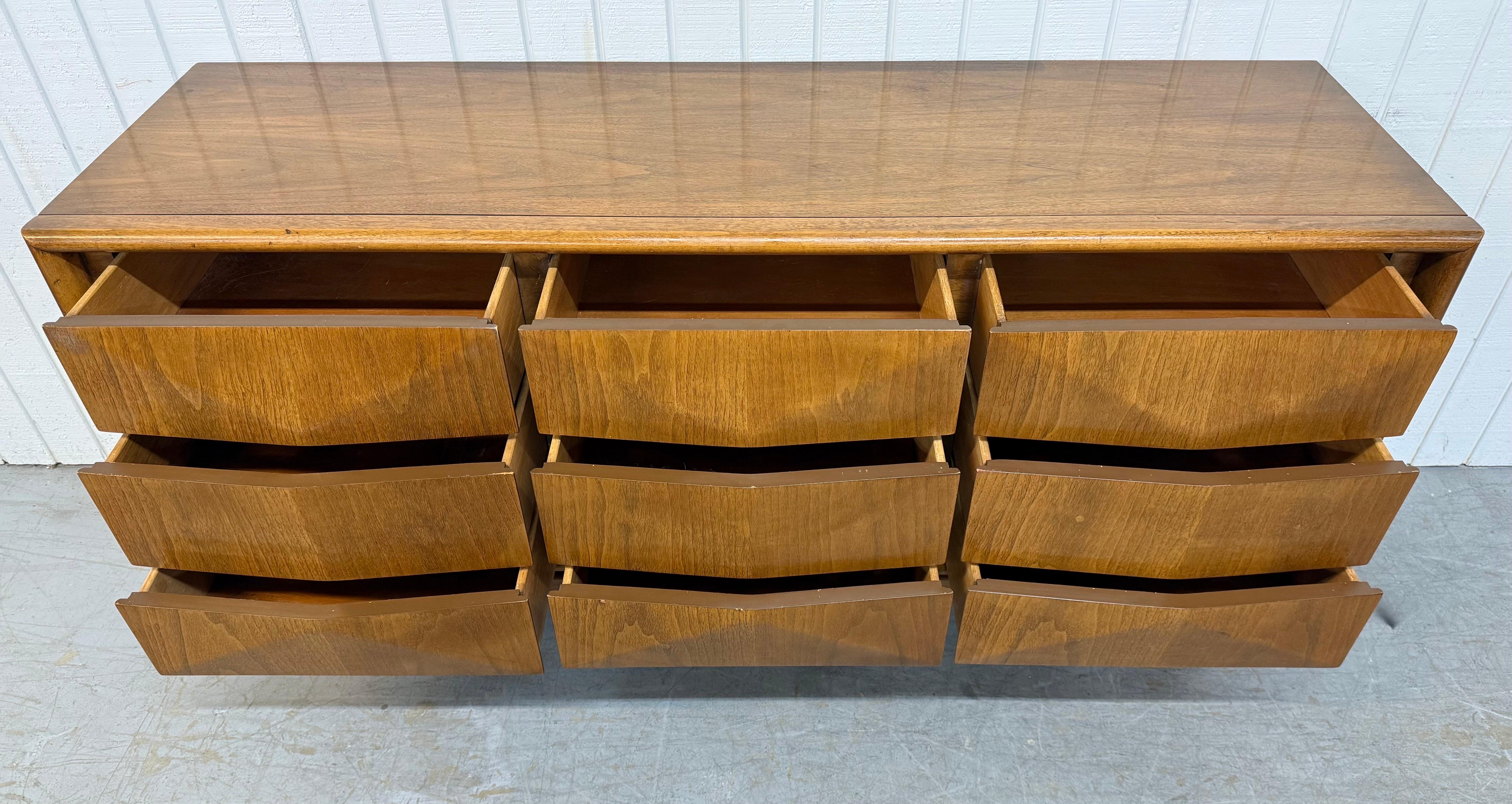 Legno Comò a 9 cassetti in legno di noce United Diamond, moderno e di metà secolo in vendita