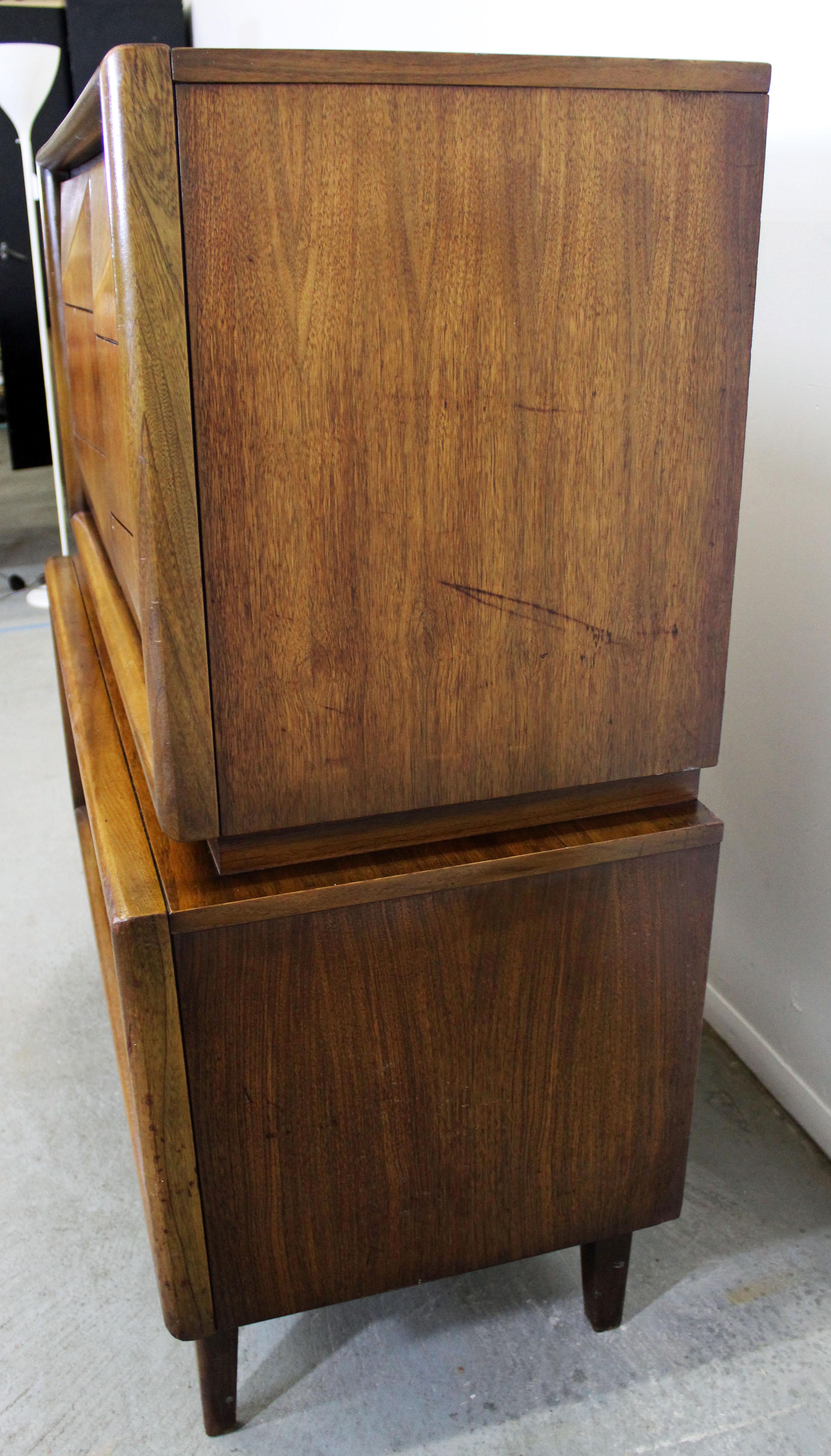 Mid-Century Modern United Diamond Front Large Walnut Tall Chest Dresser In Good Condition In Wilmington, DE