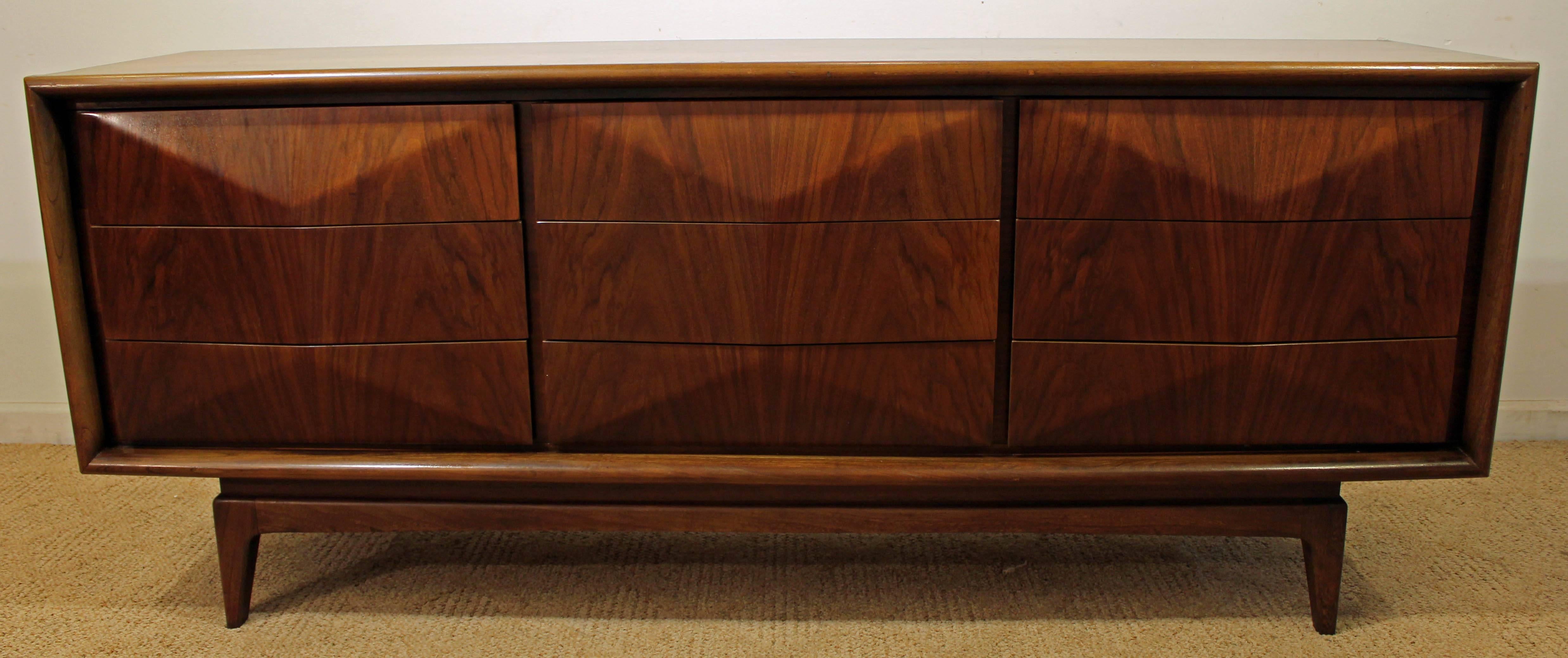 Offered is a walnut credenza or dresser made by United Furniture. This piece came with a matching bedroom set, which can be found in our other listings. The piece is in excellent condition for its age, shows minor wear. See our other listings for a