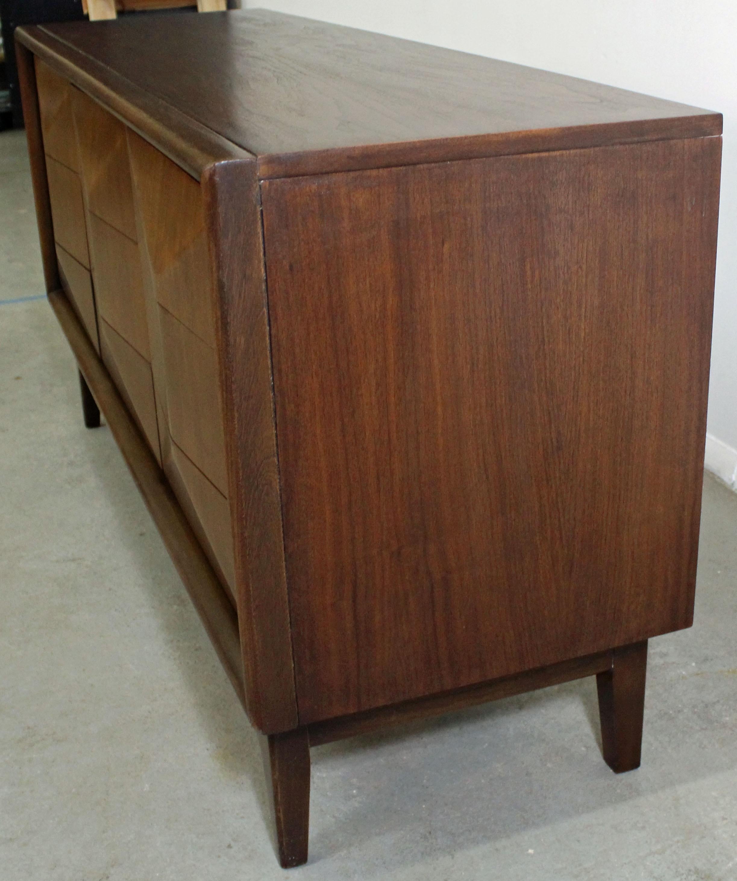 Mid-Century Modern United Diamond Front Walnut Credenza In Good Condition In Wilmington, DE