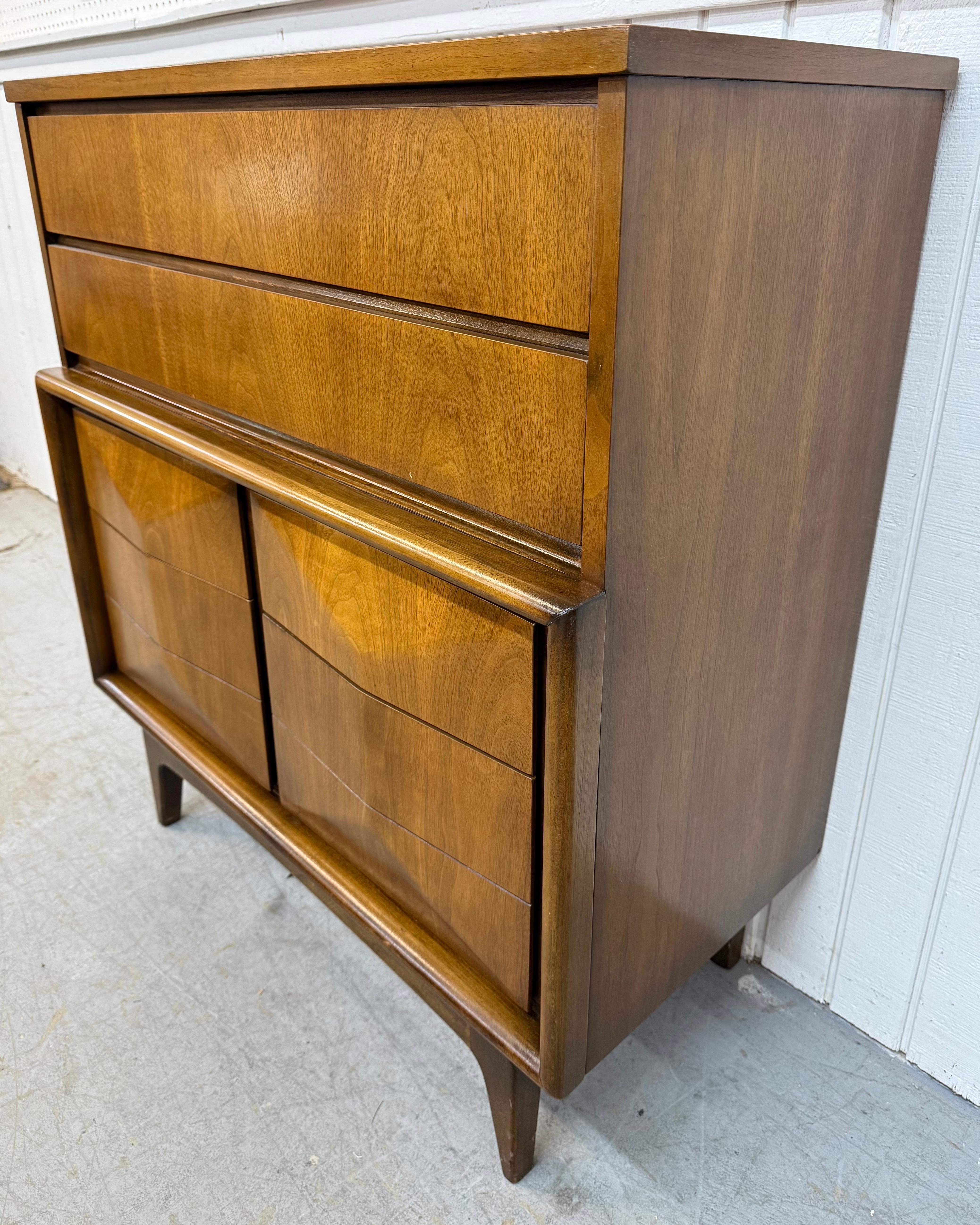 Mid-Century moderno Cassettone in noce United Diamond di metà secolo moderno in vendita