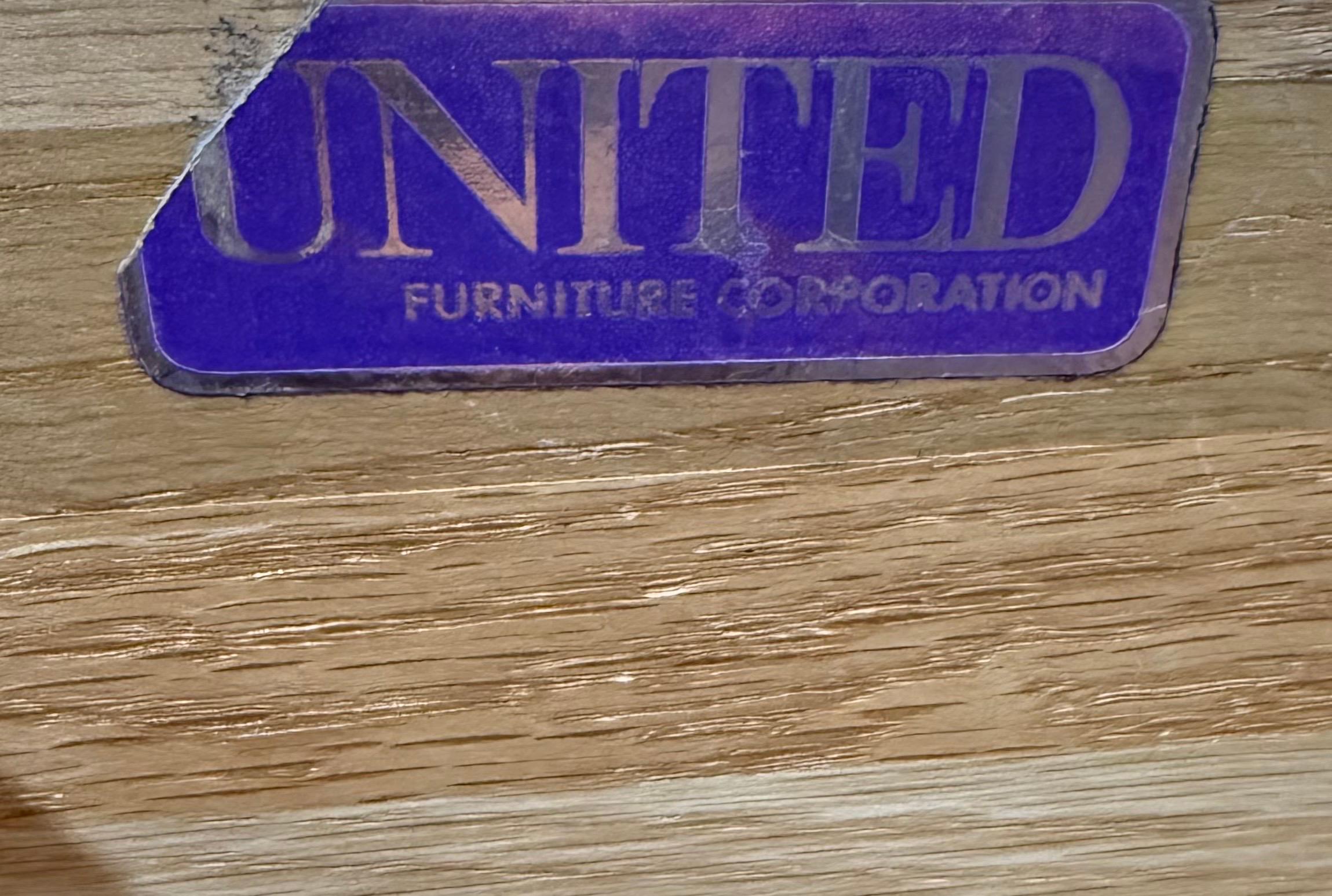 Cassettone in noce United Diamond di metà secolo moderno in vendita 2