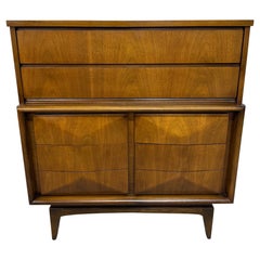 Mid-Century Modern United Diamond Hohe Kommode aus Nussbaum