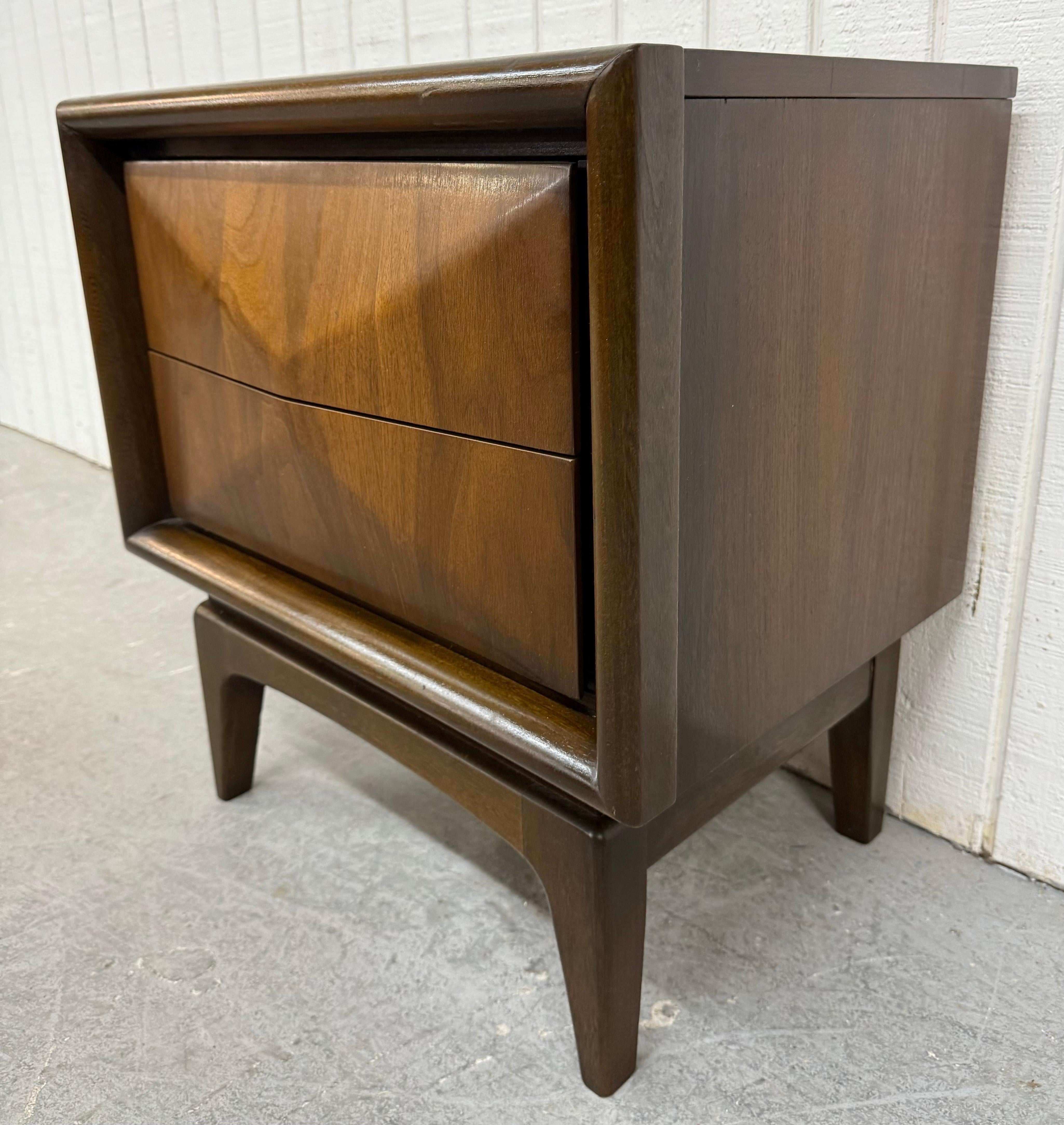 Mid-Century Modern United Diamond Walnut Nightstand In Good Condition In Clarksboro, NJ