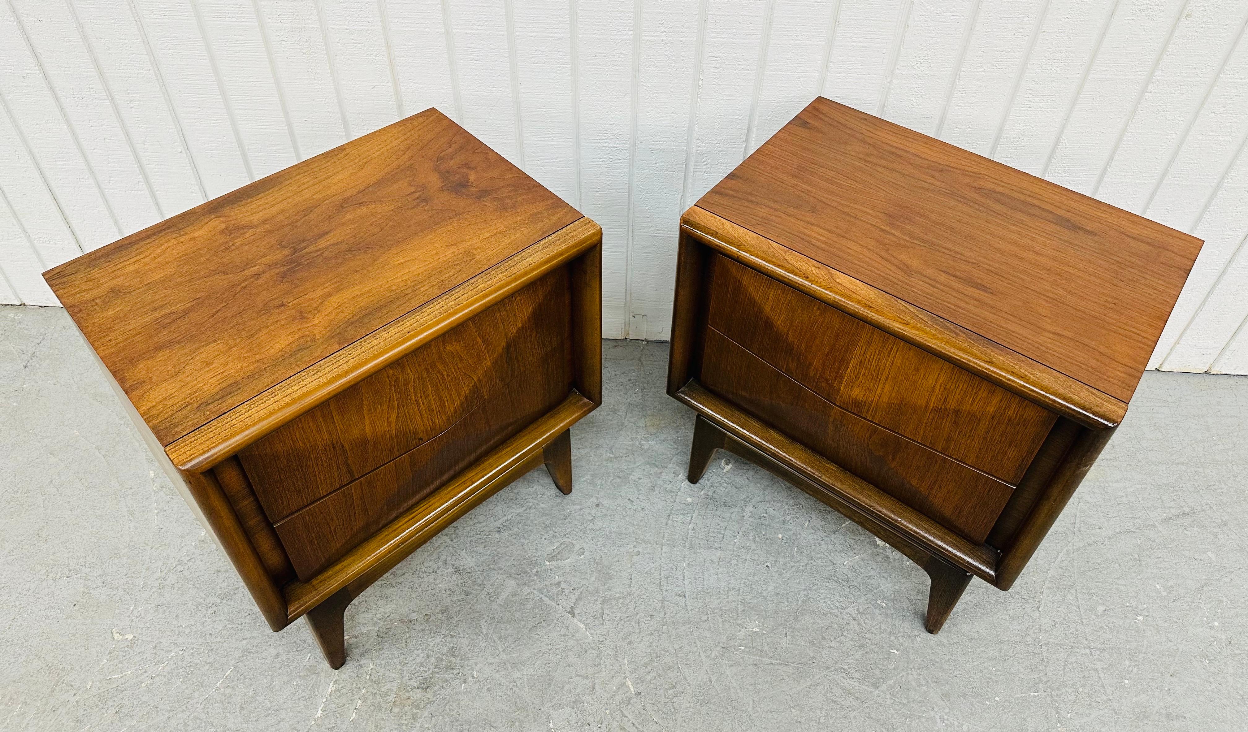 Mid-Century Modern United Diamond Walnut Nightstands - Set of 2 In Good Condition In Clarksboro, NJ