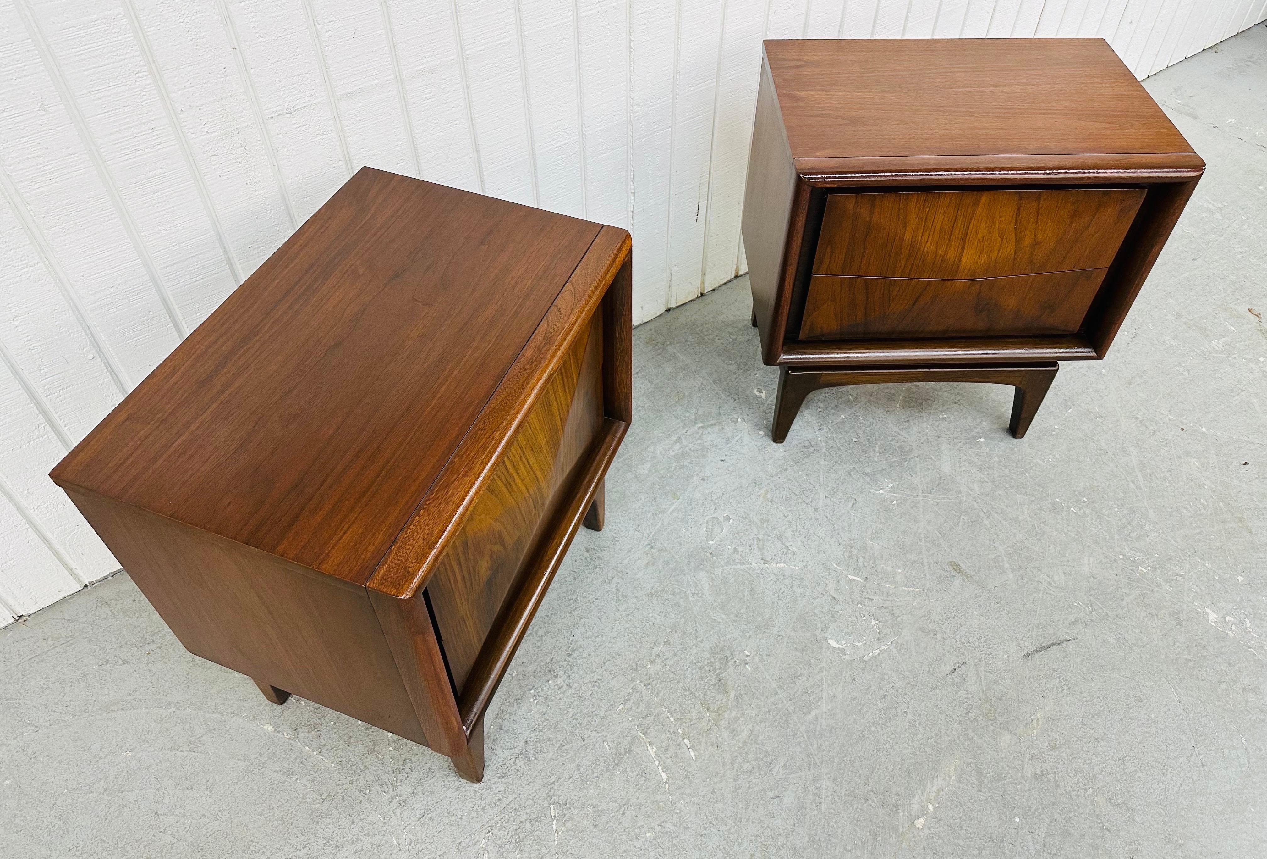 Mid-Century Modern United Diamond Walnut Nightstands - Set of 2 In Good Condition In Clarksboro, NJ