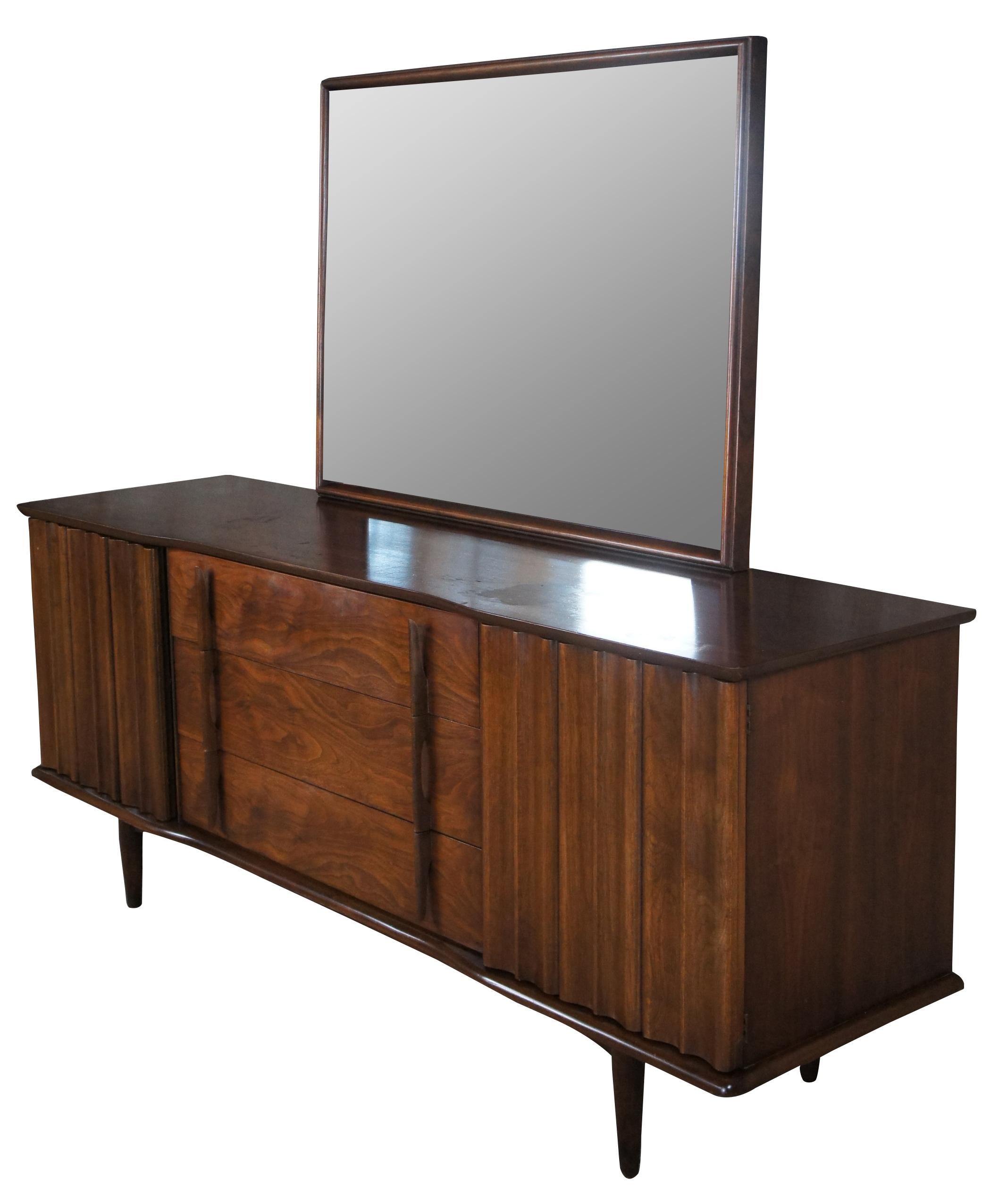 Mid-Century Modern United Furniture Sculptural Walnut Dresser Console Mirror In Good Condition In Dayton, OH