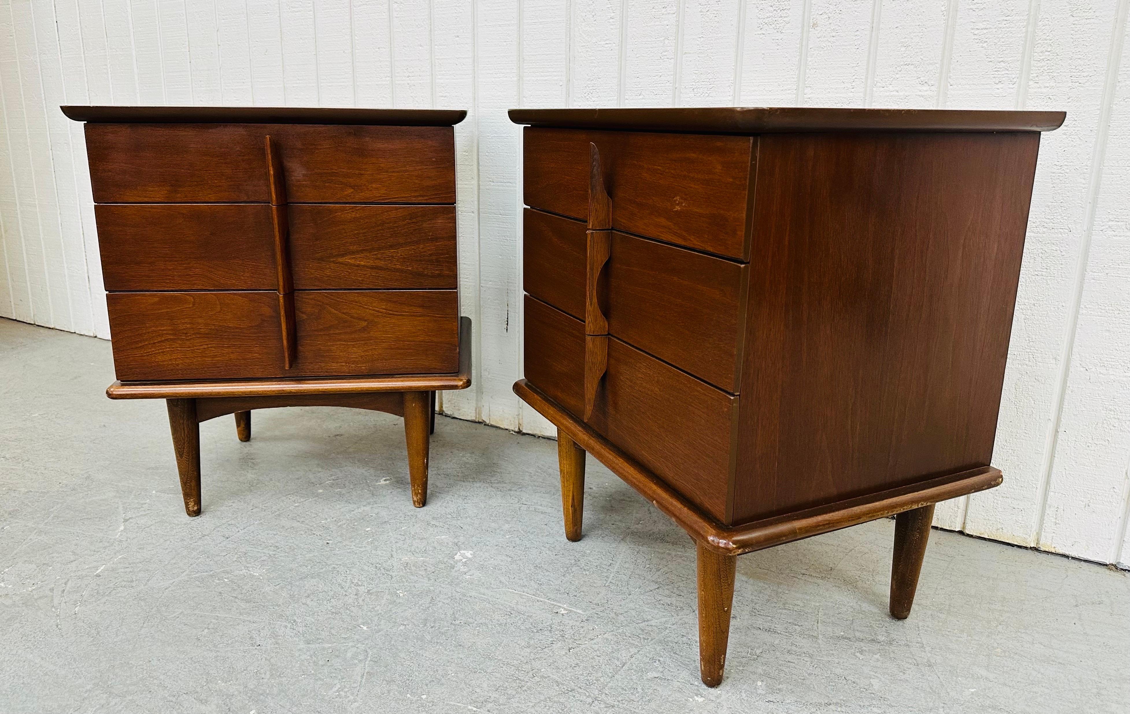 This listing is for a pair of Mid-Century Modern United Furniture Walnut Nightstands. Featuring a straight line design, three drawers for storage, sculpted wooden pulls, modern legs, and a beautiful walnut finish. This is an exceptional combination