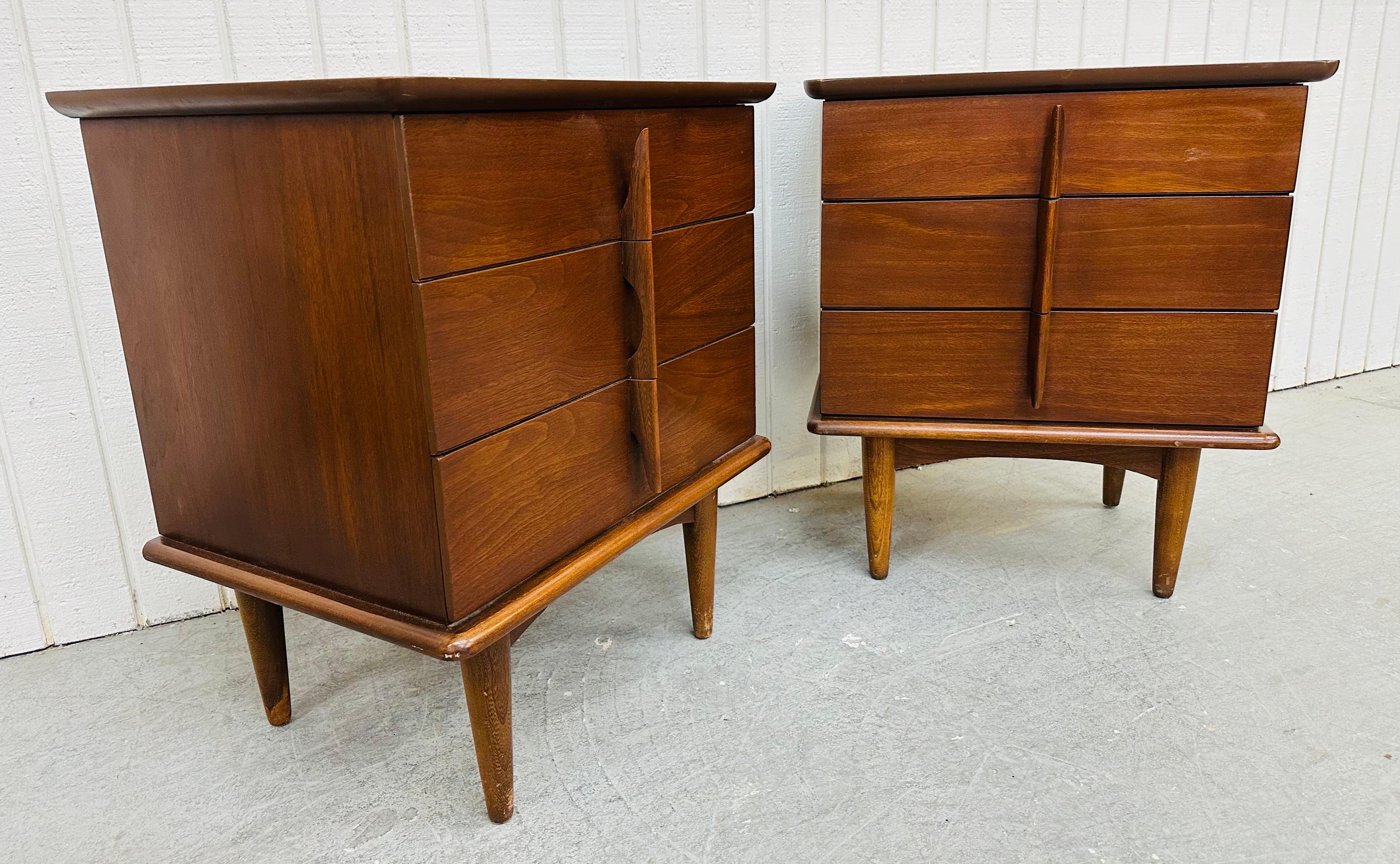 American Mid-Century Modern United Furniture Walnut Nightstands - Set of 2 For Sale