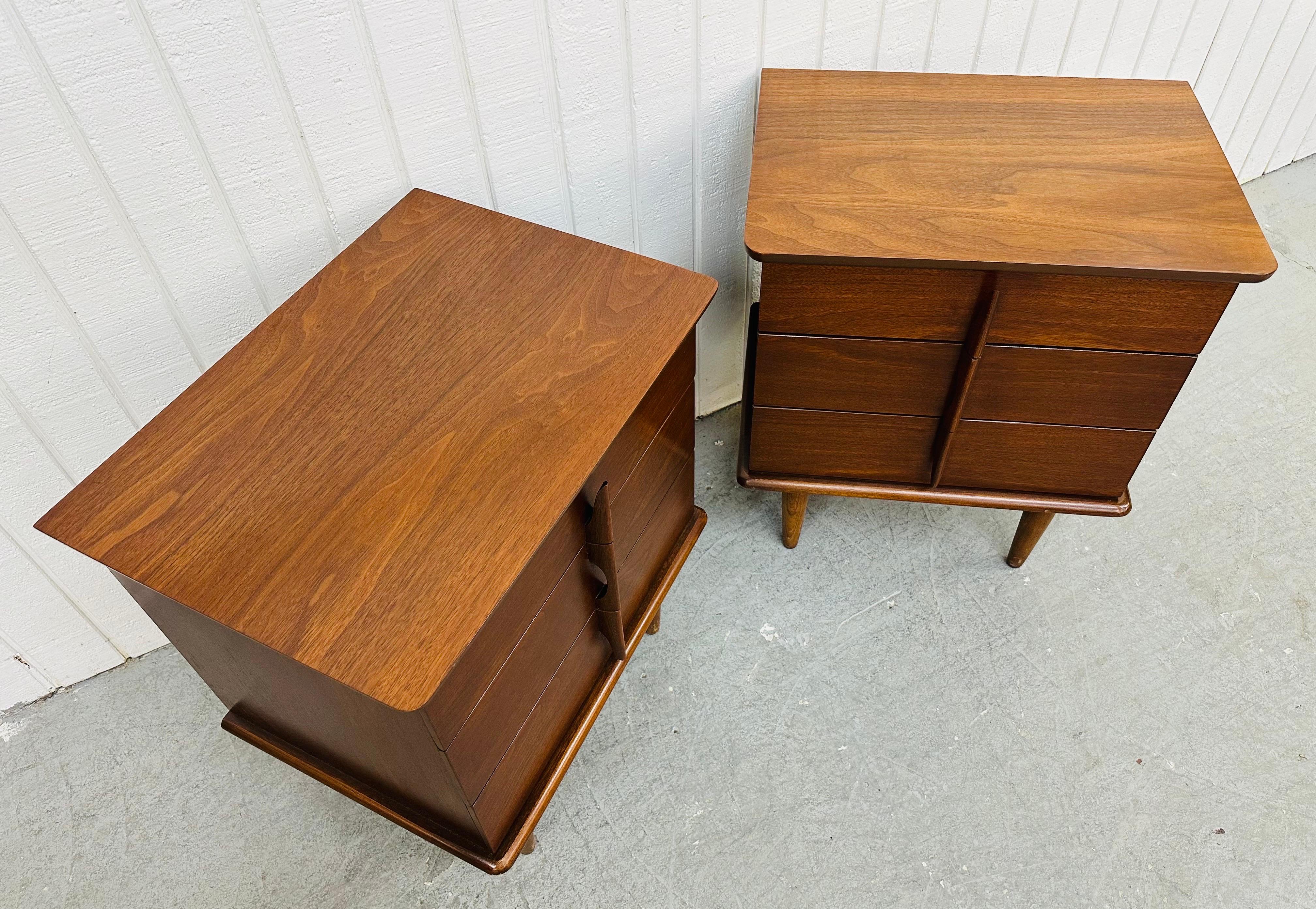 Mid-Century Modern United Furniture Walnut Nightstands - Set of 2 In Good Condition In Clarksboro, NJ