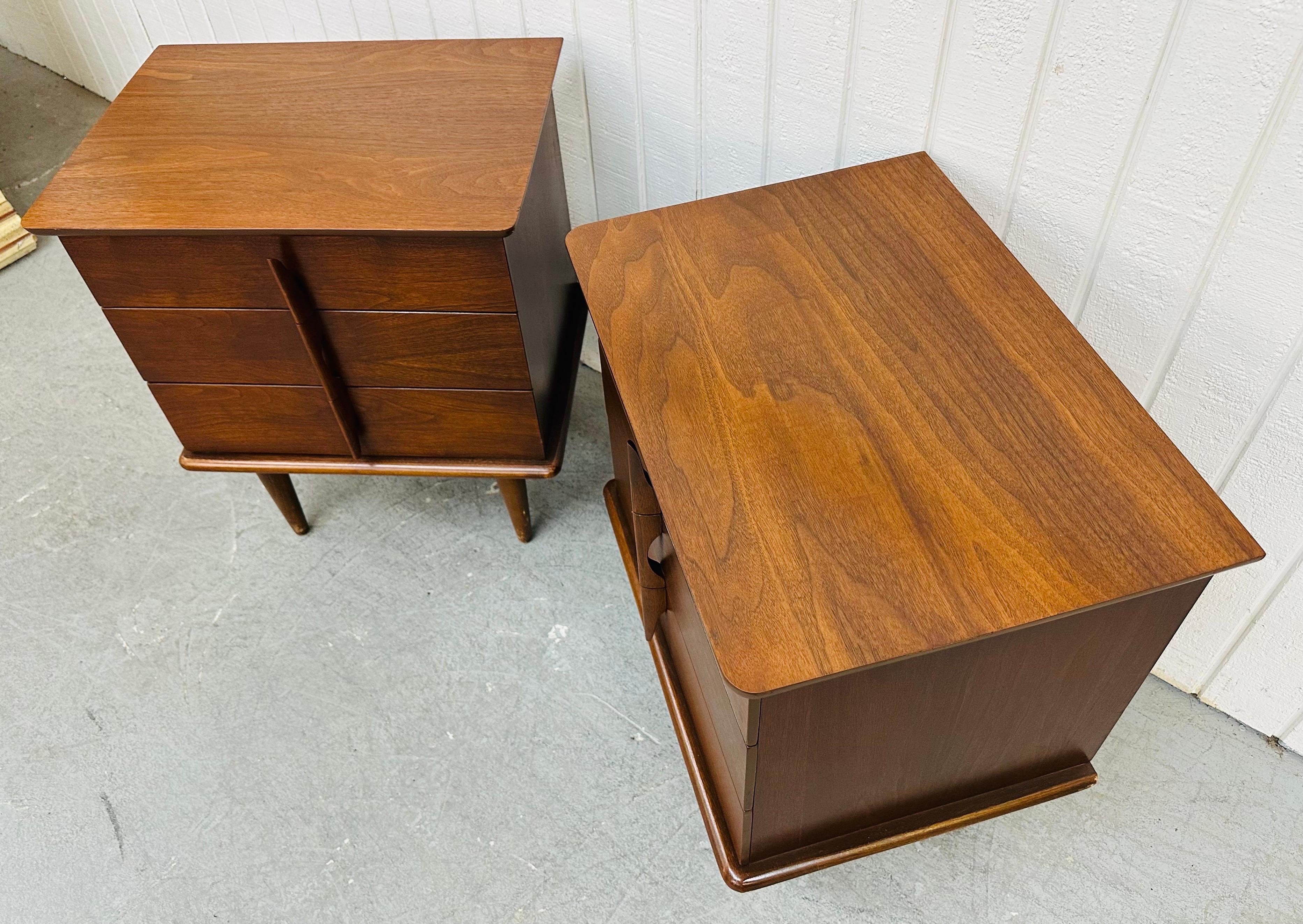 20th Century Mid-Century Modern United Furniture Walnut Nightstands - Set of 2 For Sale