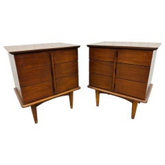 Mesillas de noche de nogal de mediados de siglo United Furniture - Juego de 2