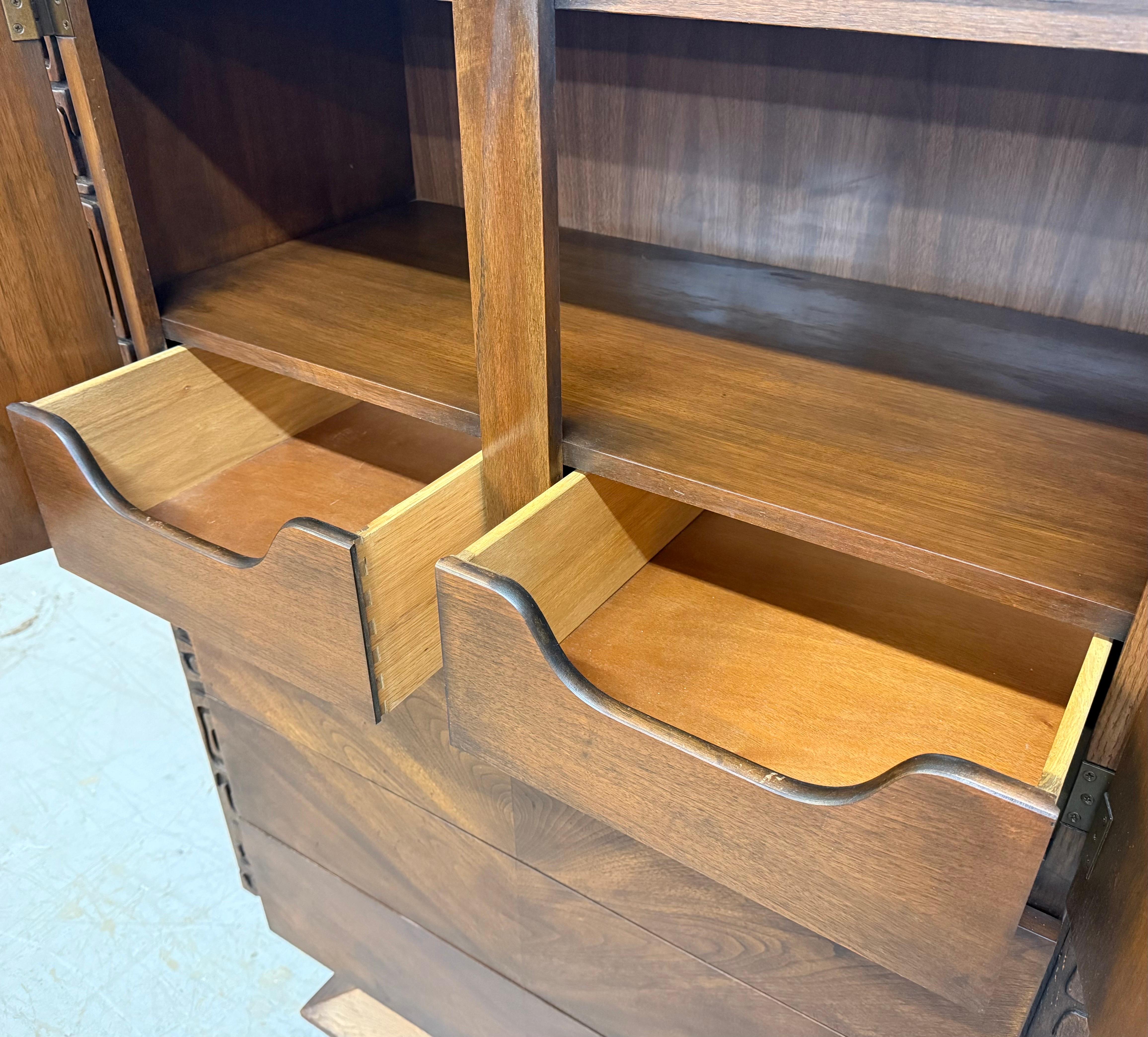 Legno Cassapanca alta in noce United Tiki di metà secolo in vendita