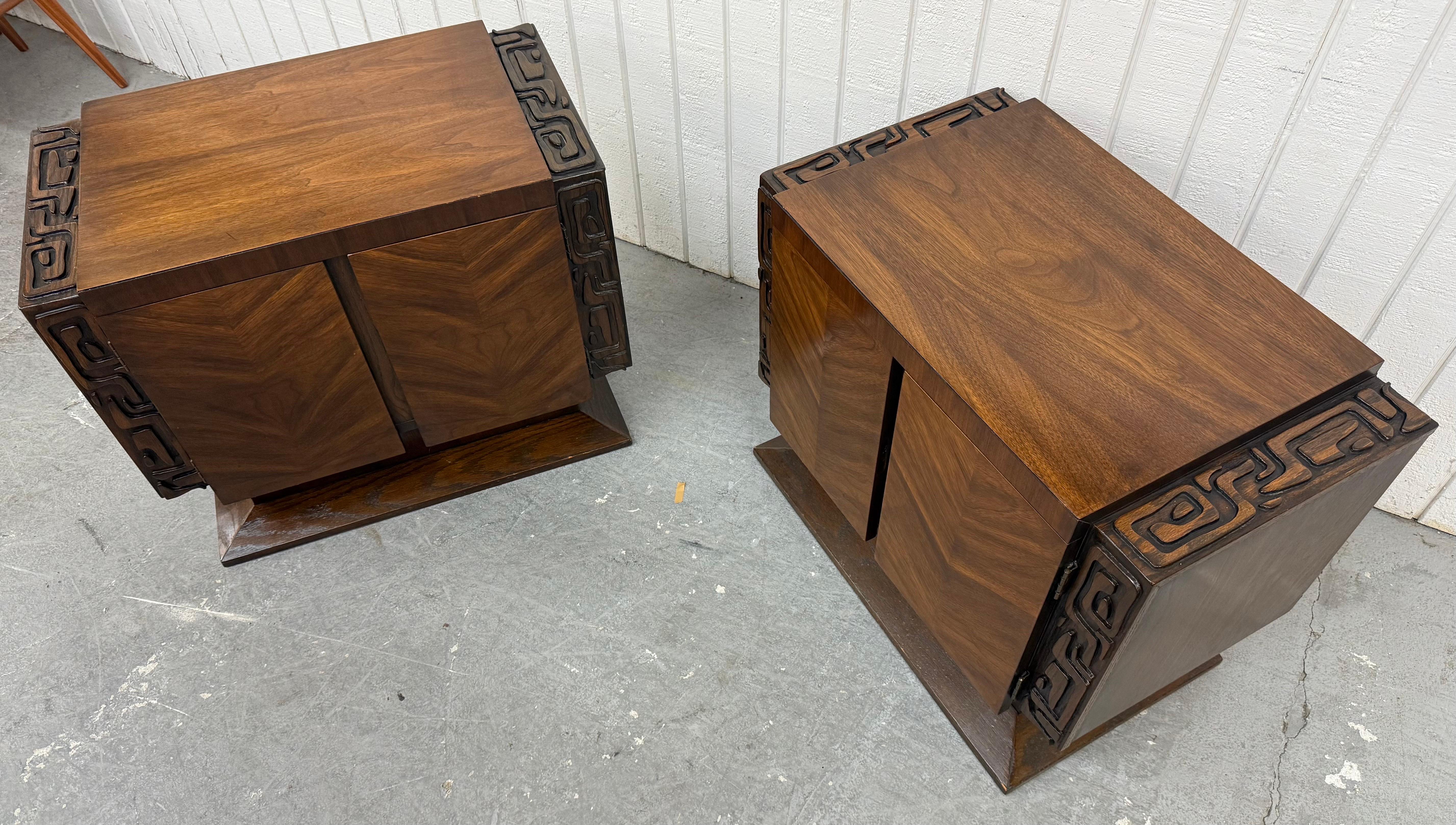 Mid-Century Modern United Tiki Walnut Nightstands - Set of 2 In Good Condition For Sale In Clarksboro, NJ