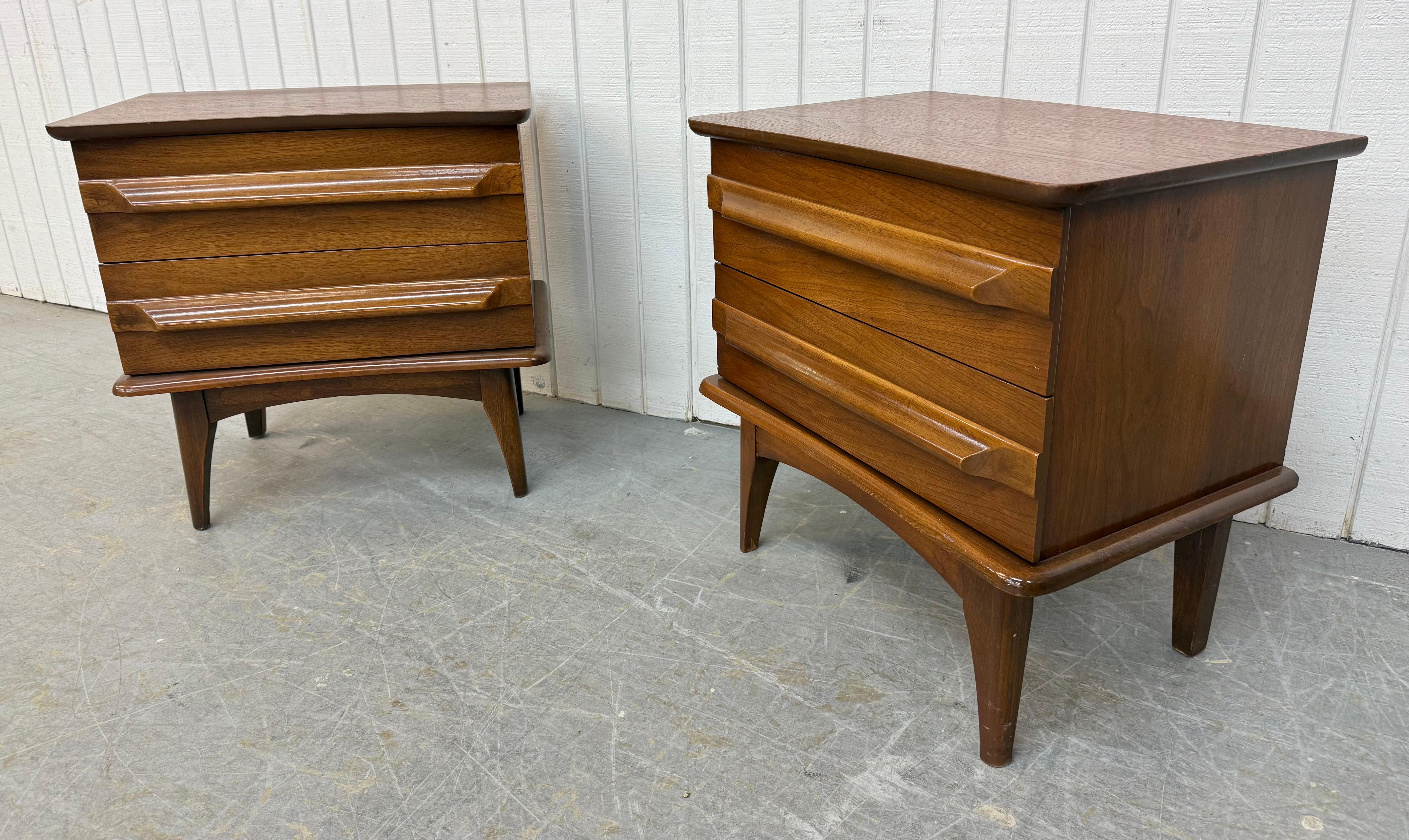 Mesillas de noche Modernas de Mitad de Siglo de Nogal Unido - Lote de 2 Moderno de mediados de siglo en venta