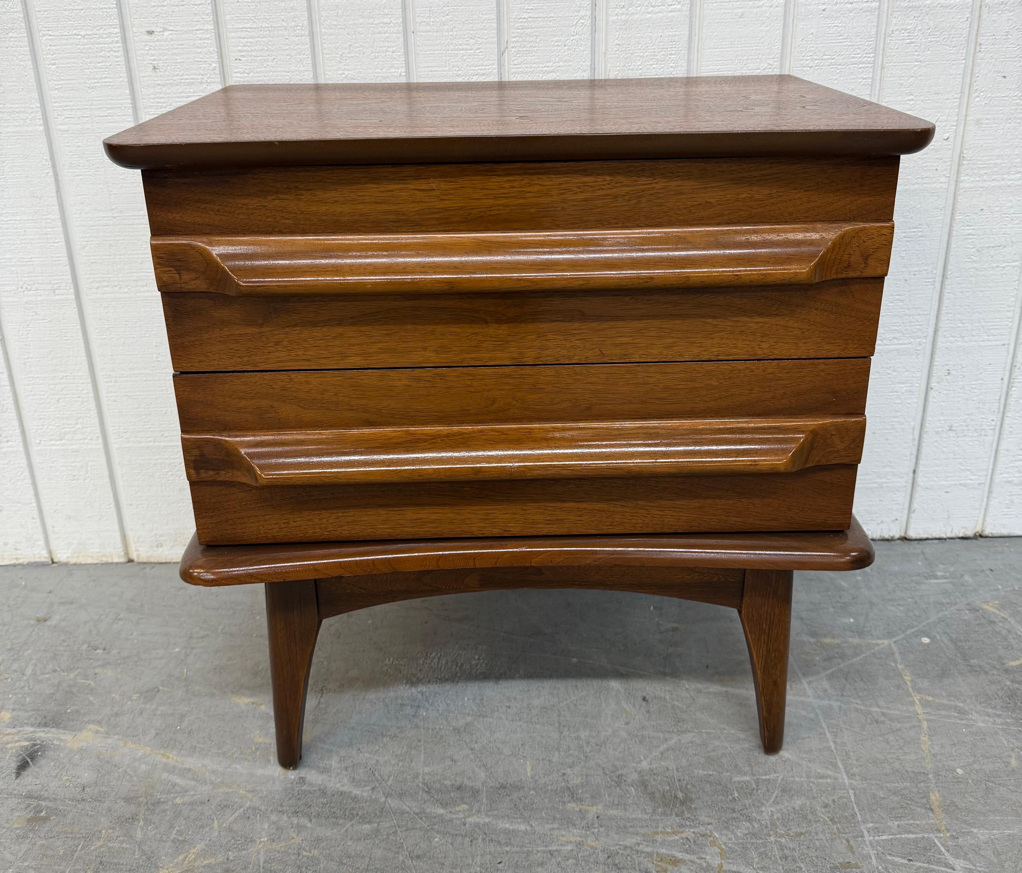 Mesillas de noche Modernas de Mitad de Siglo de Nogal Unido - Lote de 2 Madera en venta