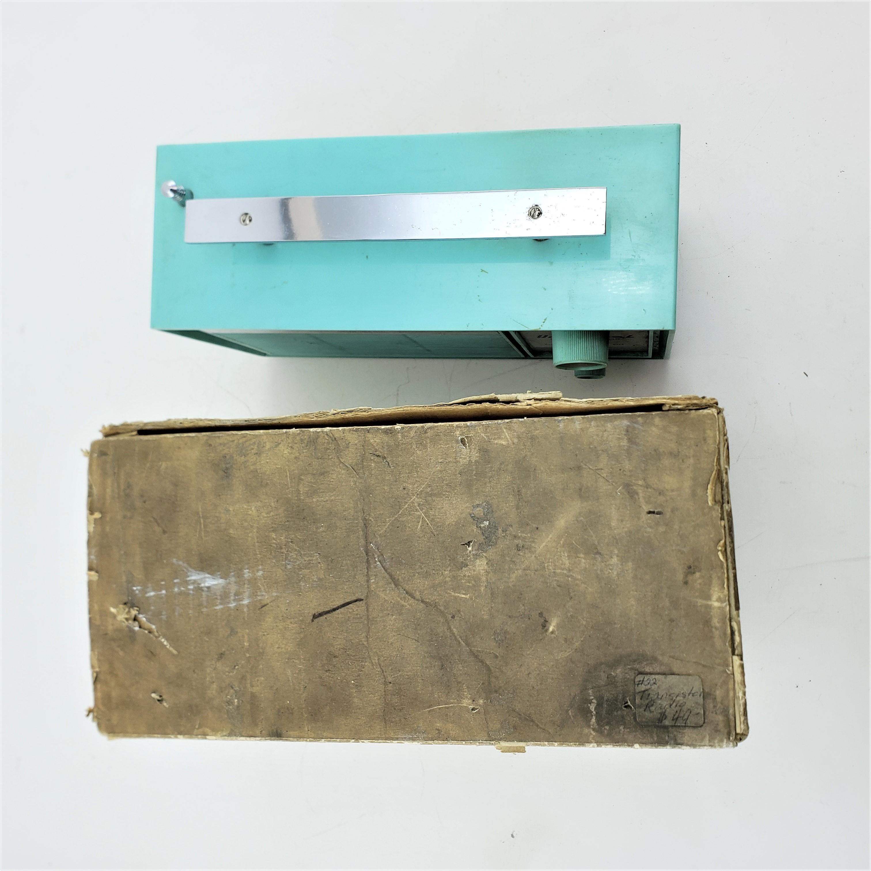 The Moderns Universal Model CE-616 Turquoise AM Band Portable Radio & Box en vente 2