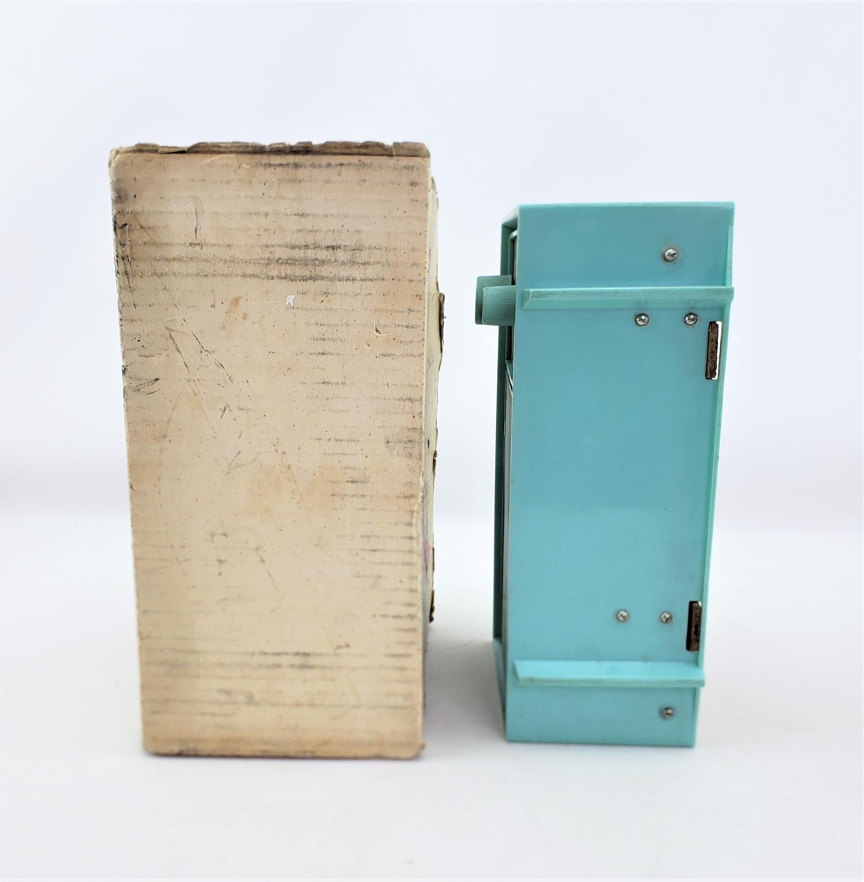 The Moderns Universal Model CE-616 Turquoise AM Band Portable Radio & Box en vente 3