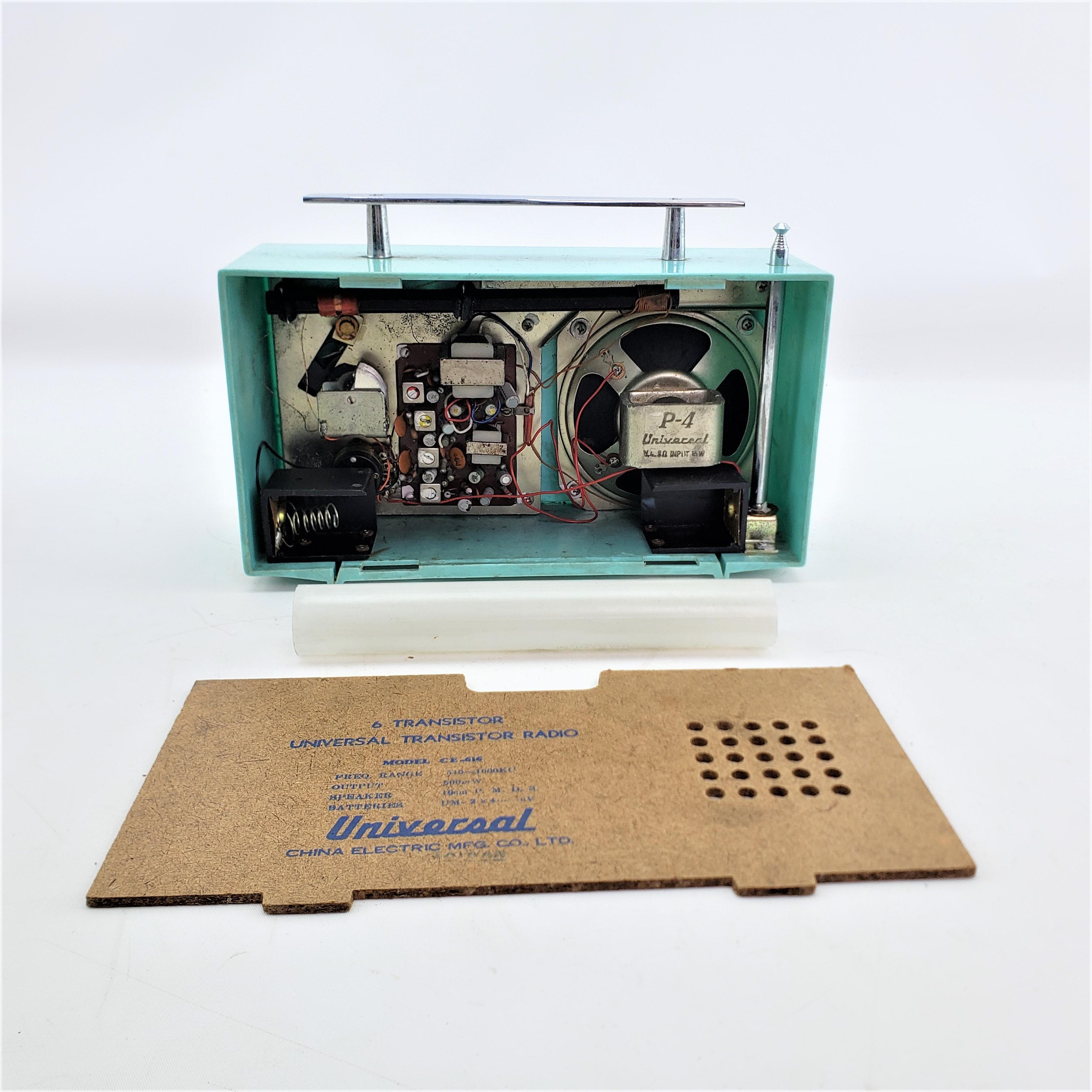 Mid-Century Modern Universal Model CE-616 Turquoise AM Band Portable Radio & Box In Good Condition For Sale In Hamilton, Ontario