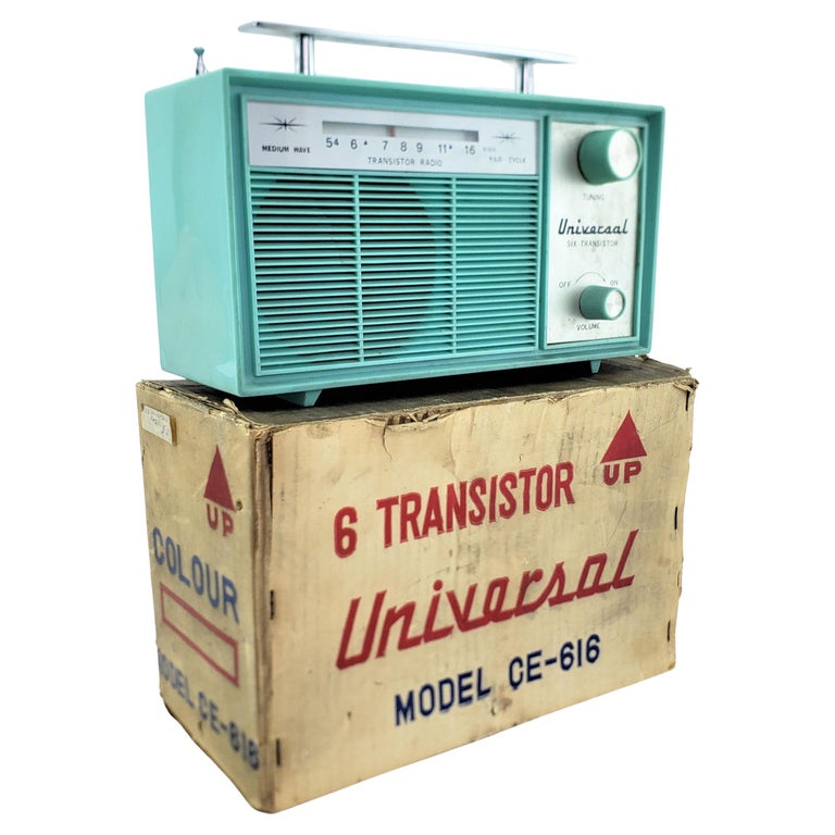 Mid-Century Modern Universal Model CE-616 Turquoise AM Band Portable Radio  and Box For Sale at 1stDibs