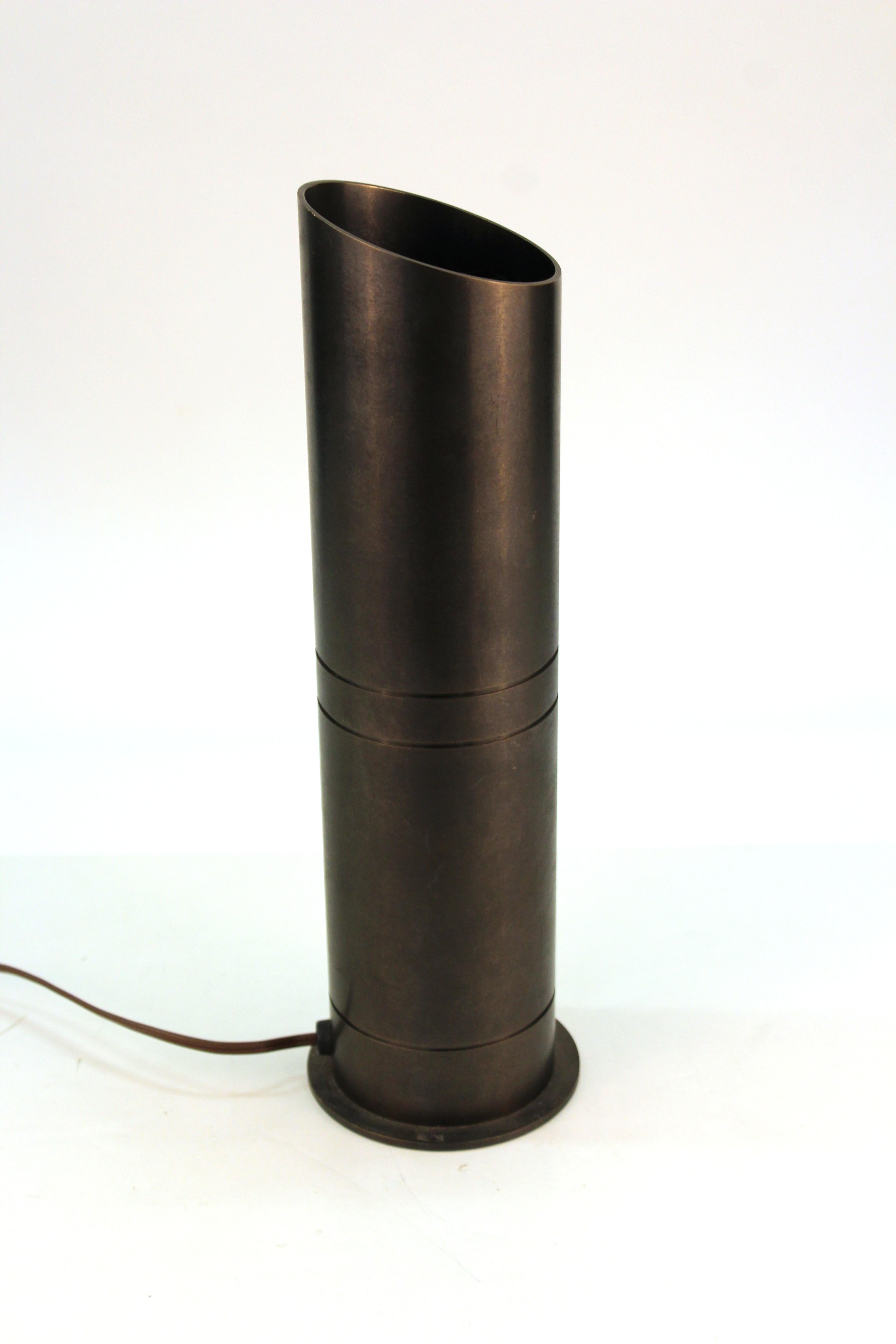 Moderne Tisch- oder Stehlampe im Stil von Karl Springer aus Bronze mit dunkler satinierter Oberfläche. Die Lichtquelle ist nach oben zur Decke gerichtet. Das Stück wurde Mitte der 1970er Jahre in den Vereinigten Staaten hergestellt und befindet sich